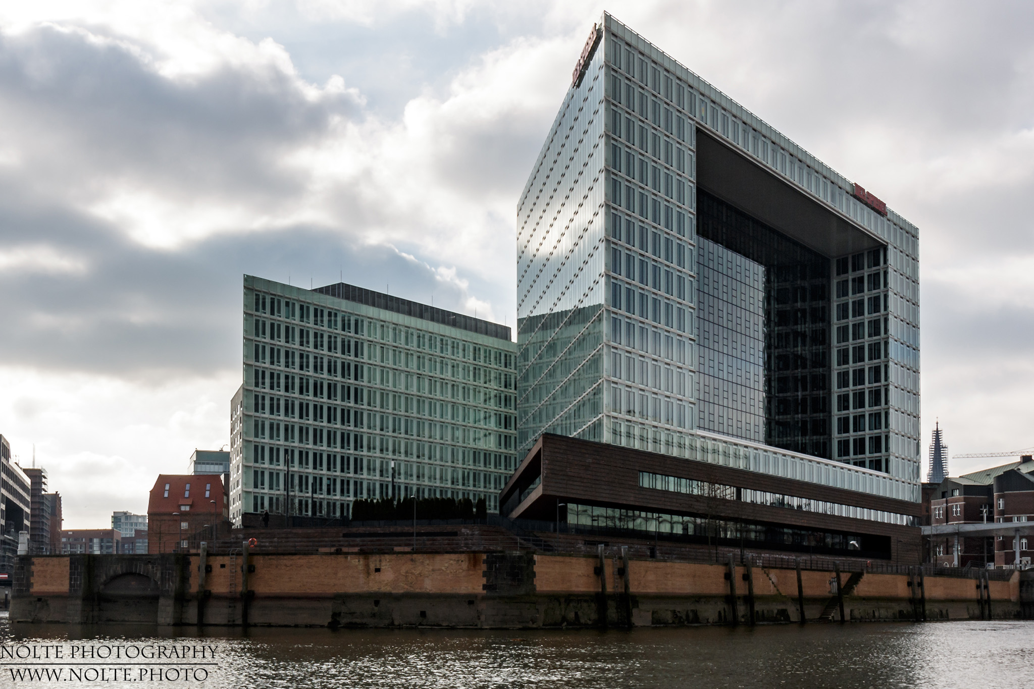 Rückseite des Spiegel-Gebäudes mit dem grossen Fensterloch