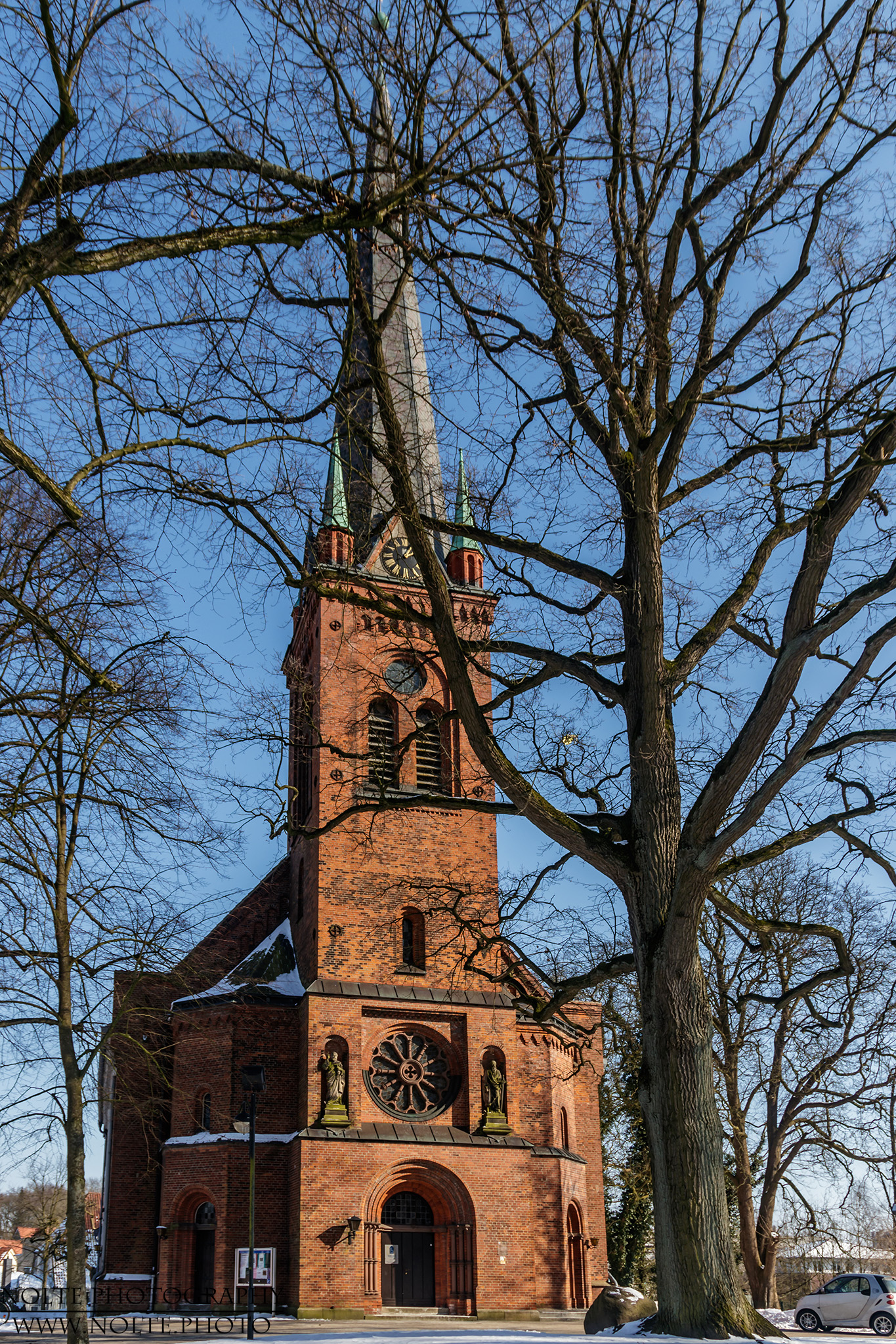 Portalseite der Oldesloer Peter und Paul-Kirche