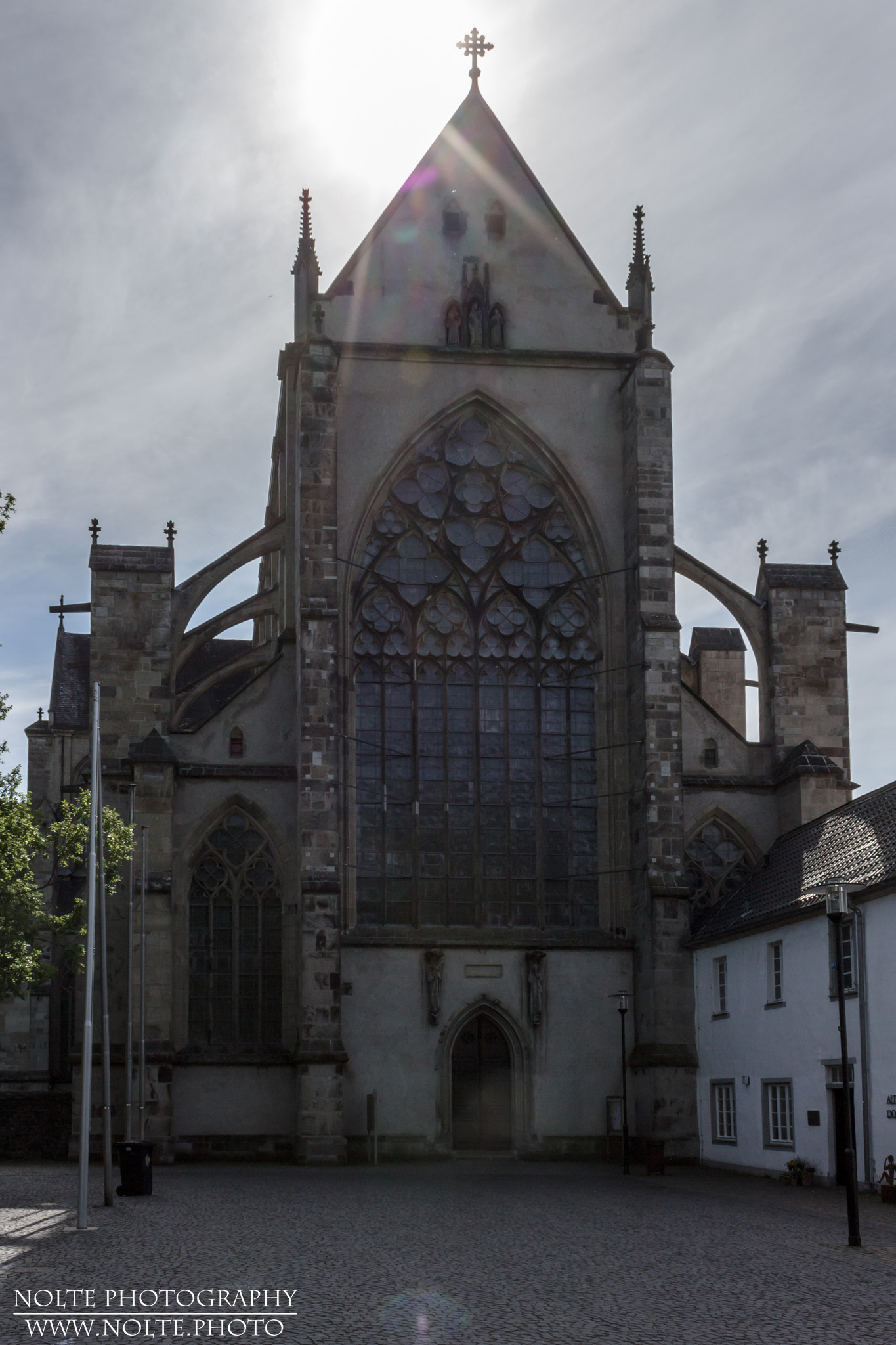 Blick auf das Hauptportal des Altenberger Doms