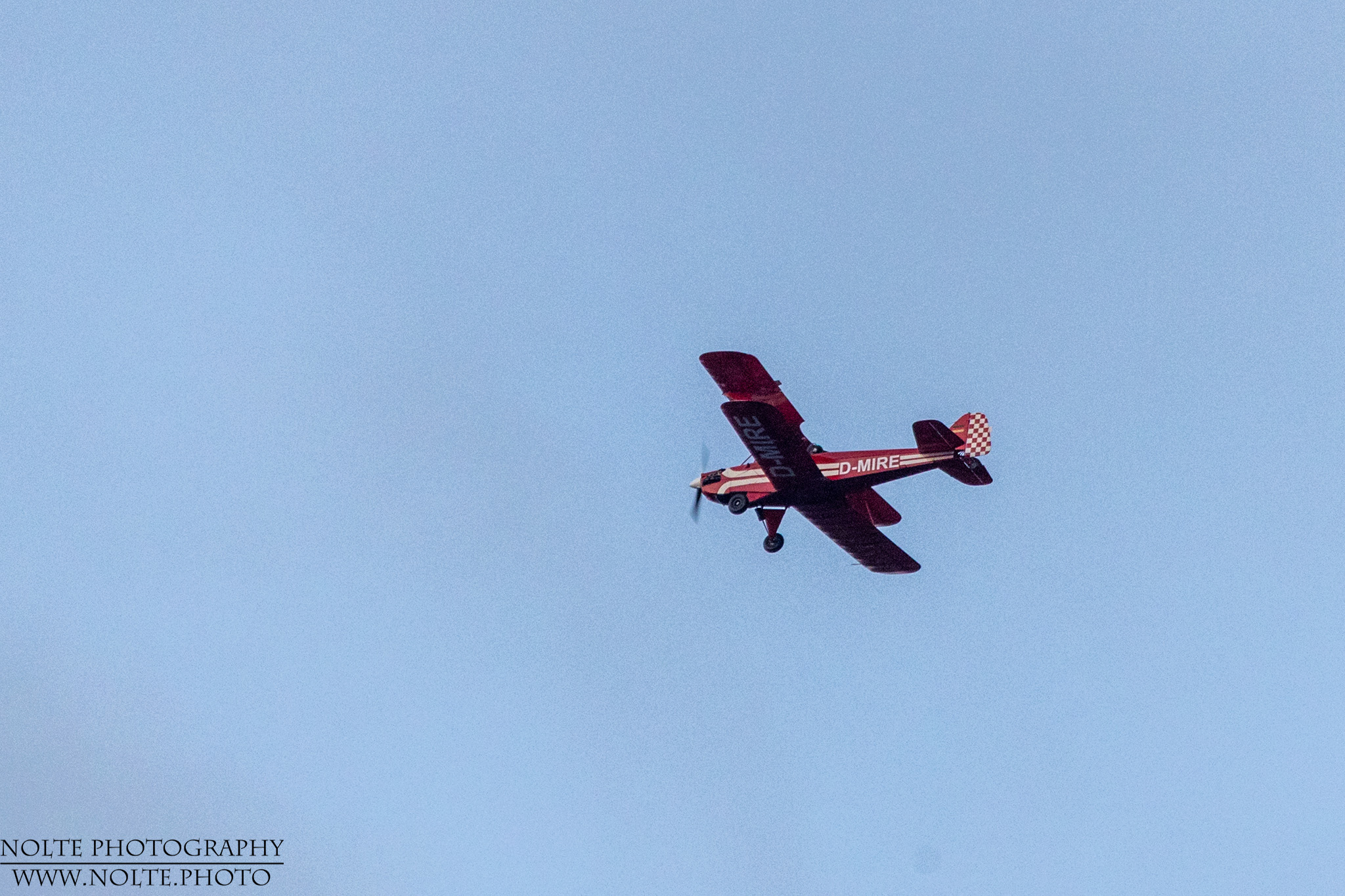 Moderner Doppeldecker am Himmel