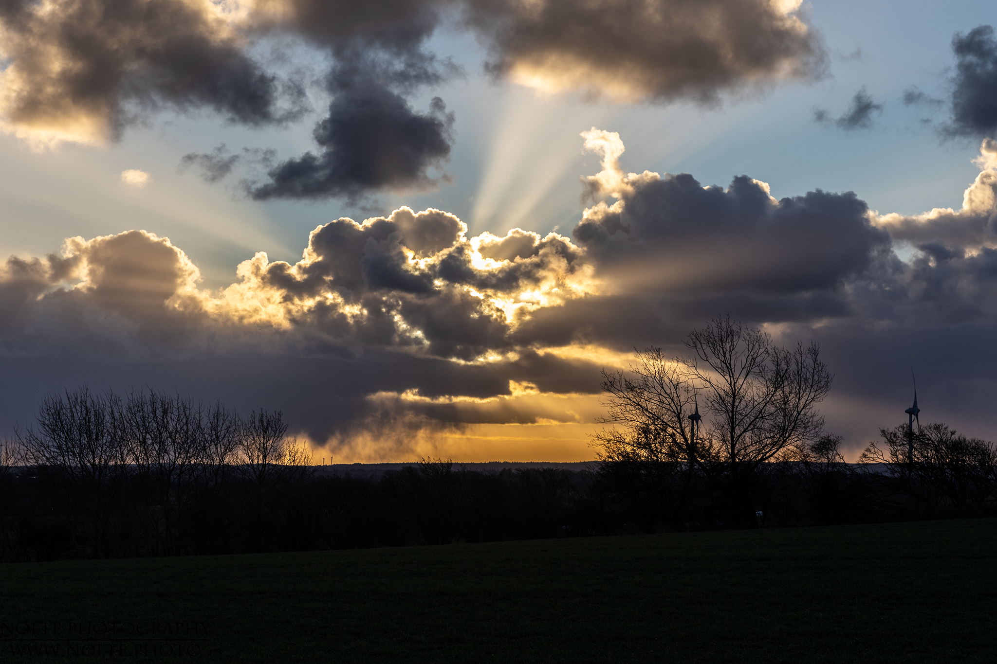 Lichtstrahlen vom SOnnenunternag in den Wolkenlücken