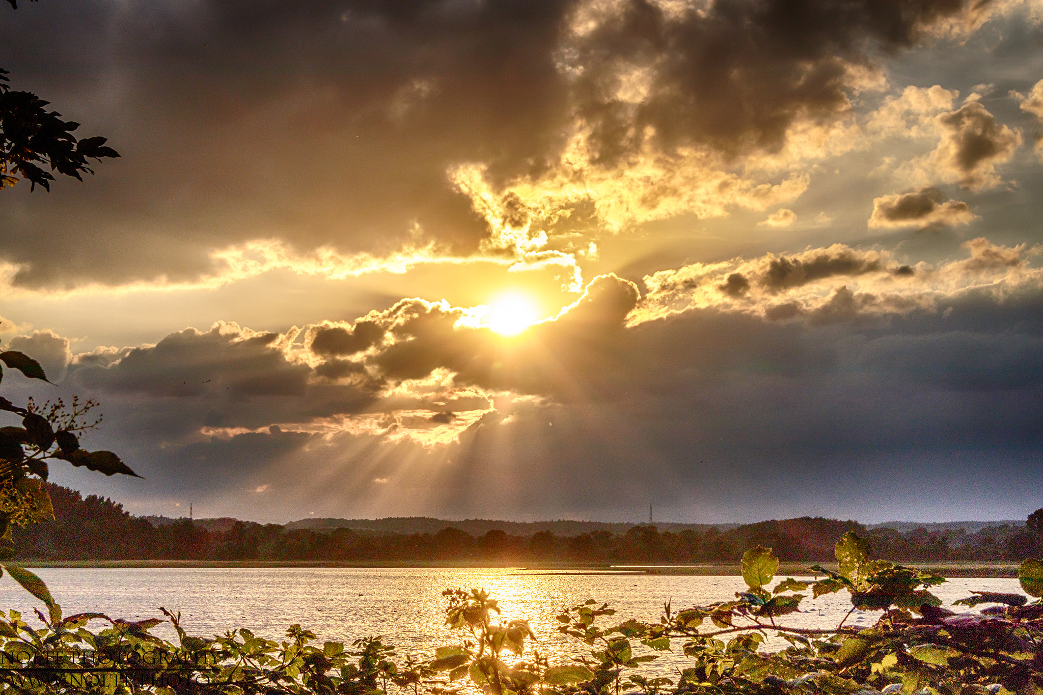 Sonnenleuchten über dem See