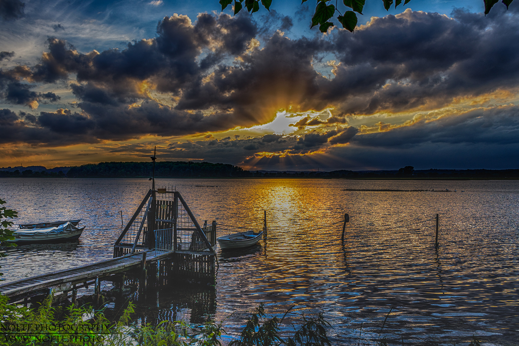 Die Sonne durchbricht die Wolkendecke zum Sonnenuntergang
