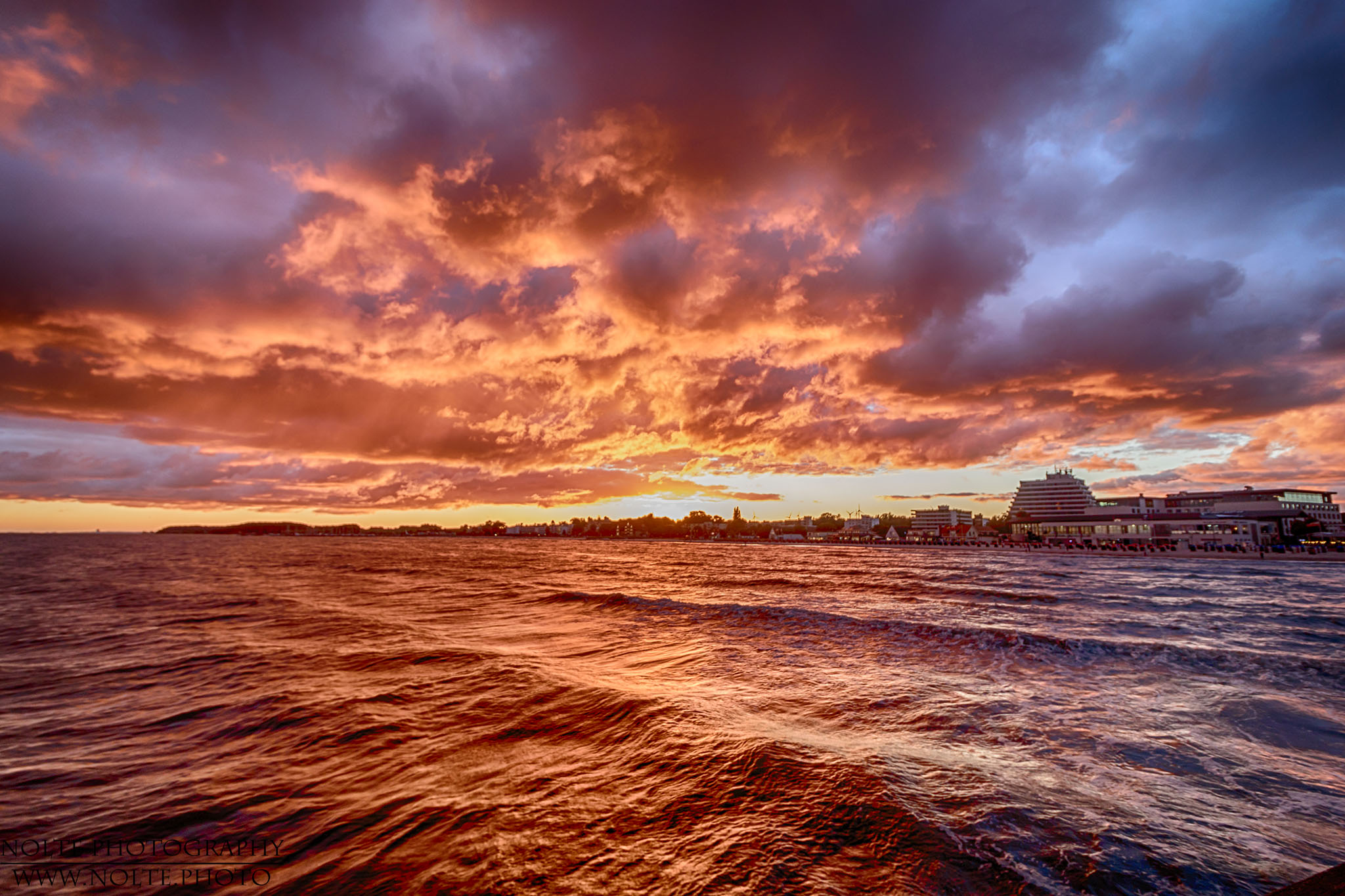 Der Himmel brennt über Grömitz
