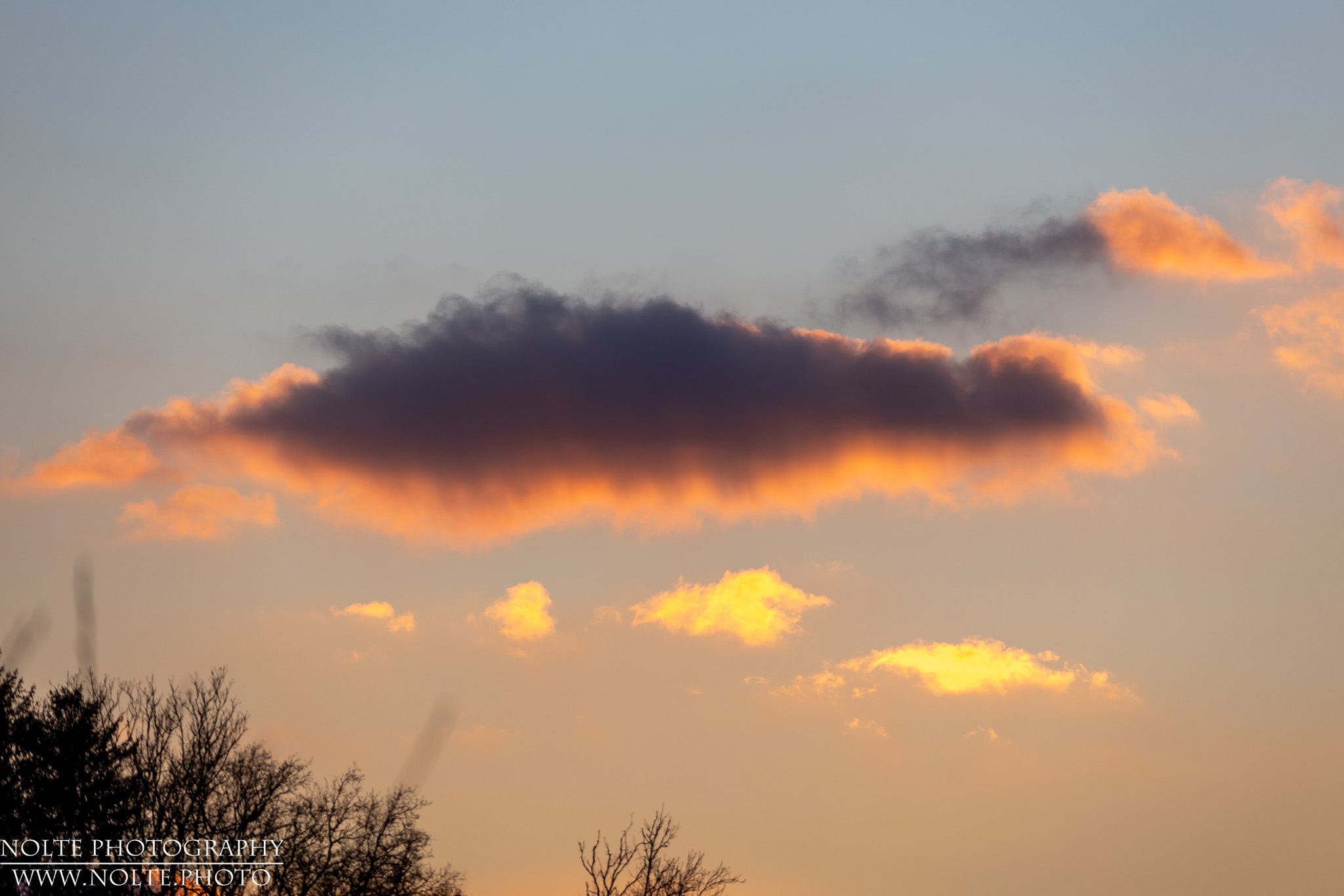 Vom Sonnenuntergang angeleuchtete dichte Wolke