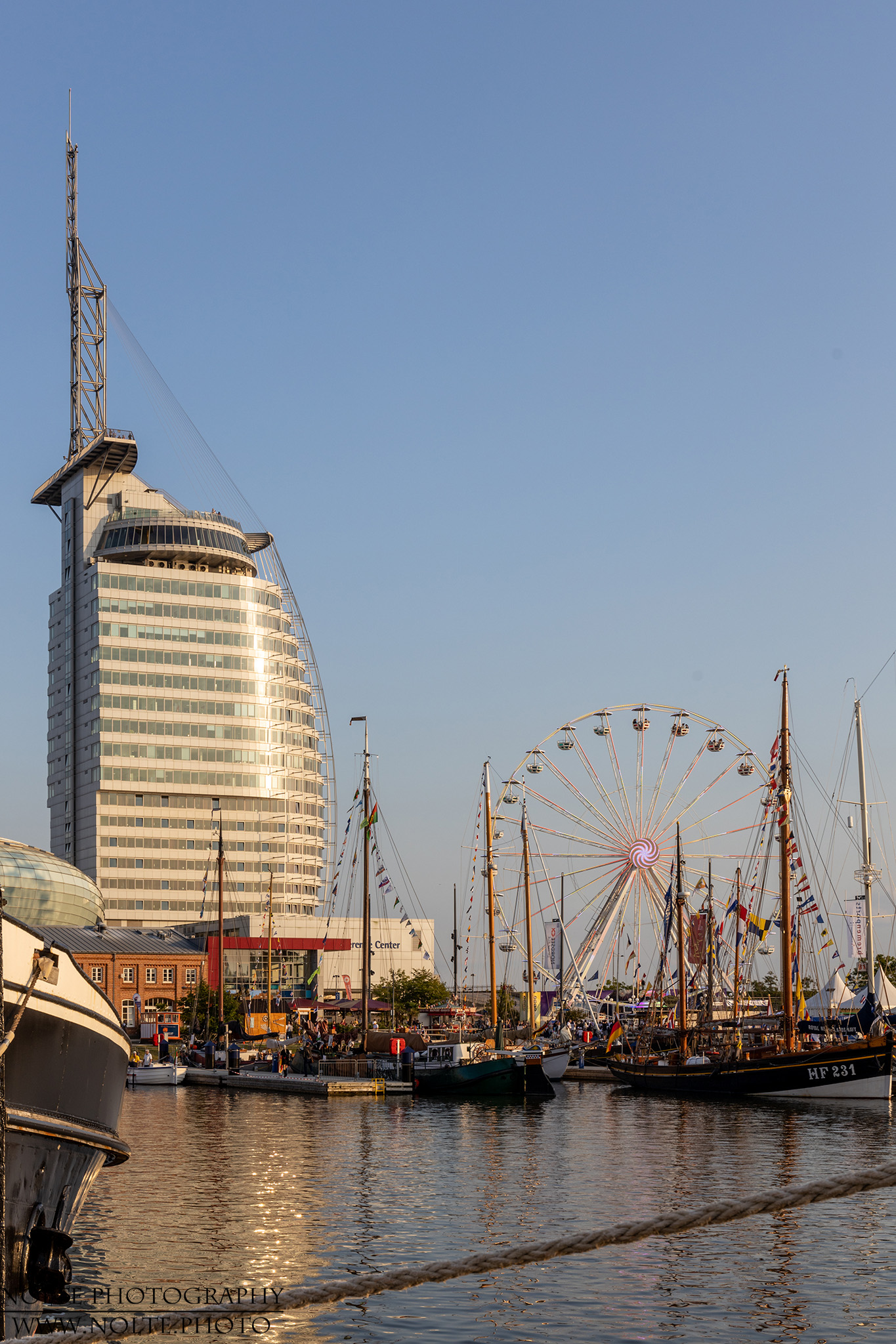 Bremerhavener Klimahaus mit Riesenrad während der Maritimen Tage