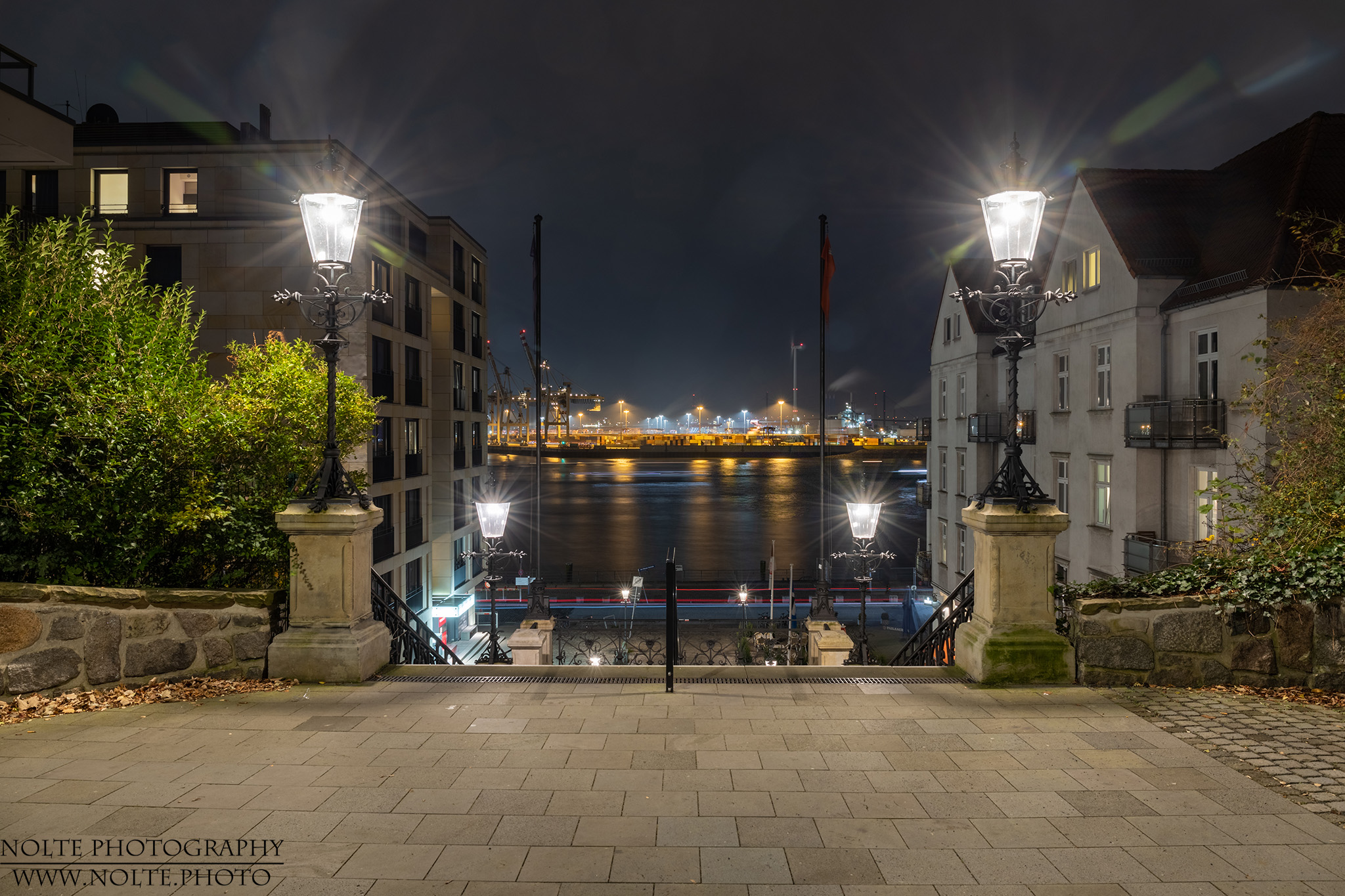 Blick auf Köhlbrandtreppe und Häuserzeilen am Ufer der Elbe