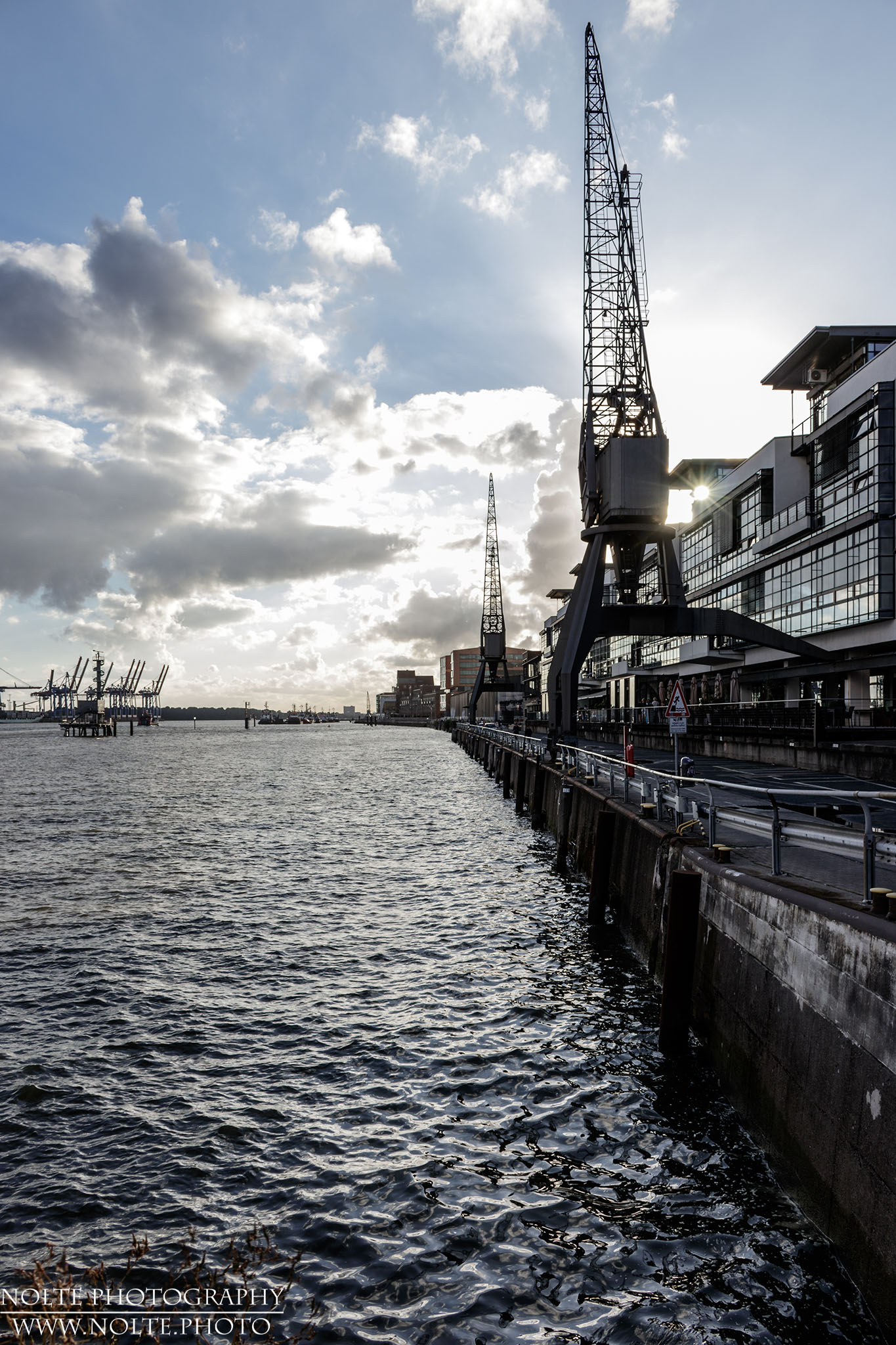 Kaimauer mit alten Kränen am Docklands-Hafen.