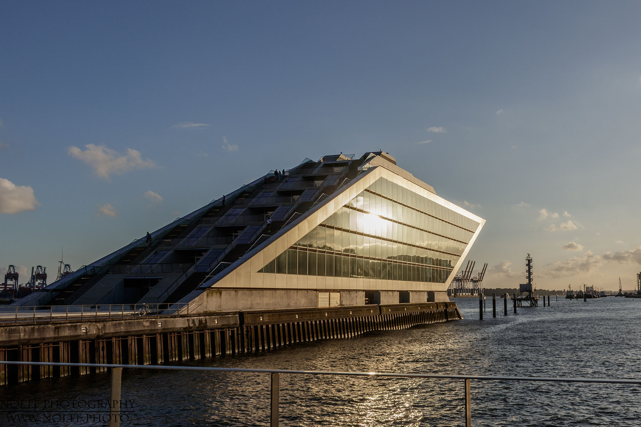Das Docklands mit der untergehenden Sonne in den Fenstern