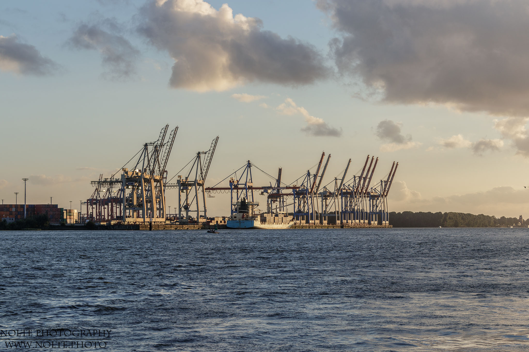Eine Gruppe Frachtkräne im Hamburger Hafen