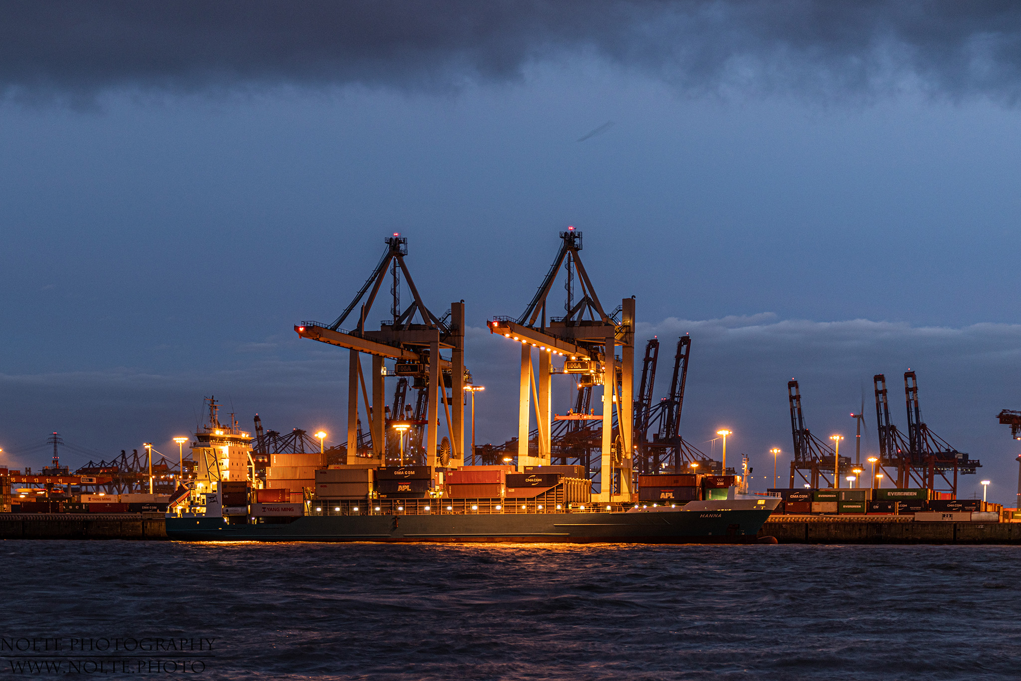 Geschäftiges treiben im Hamburger Hafen