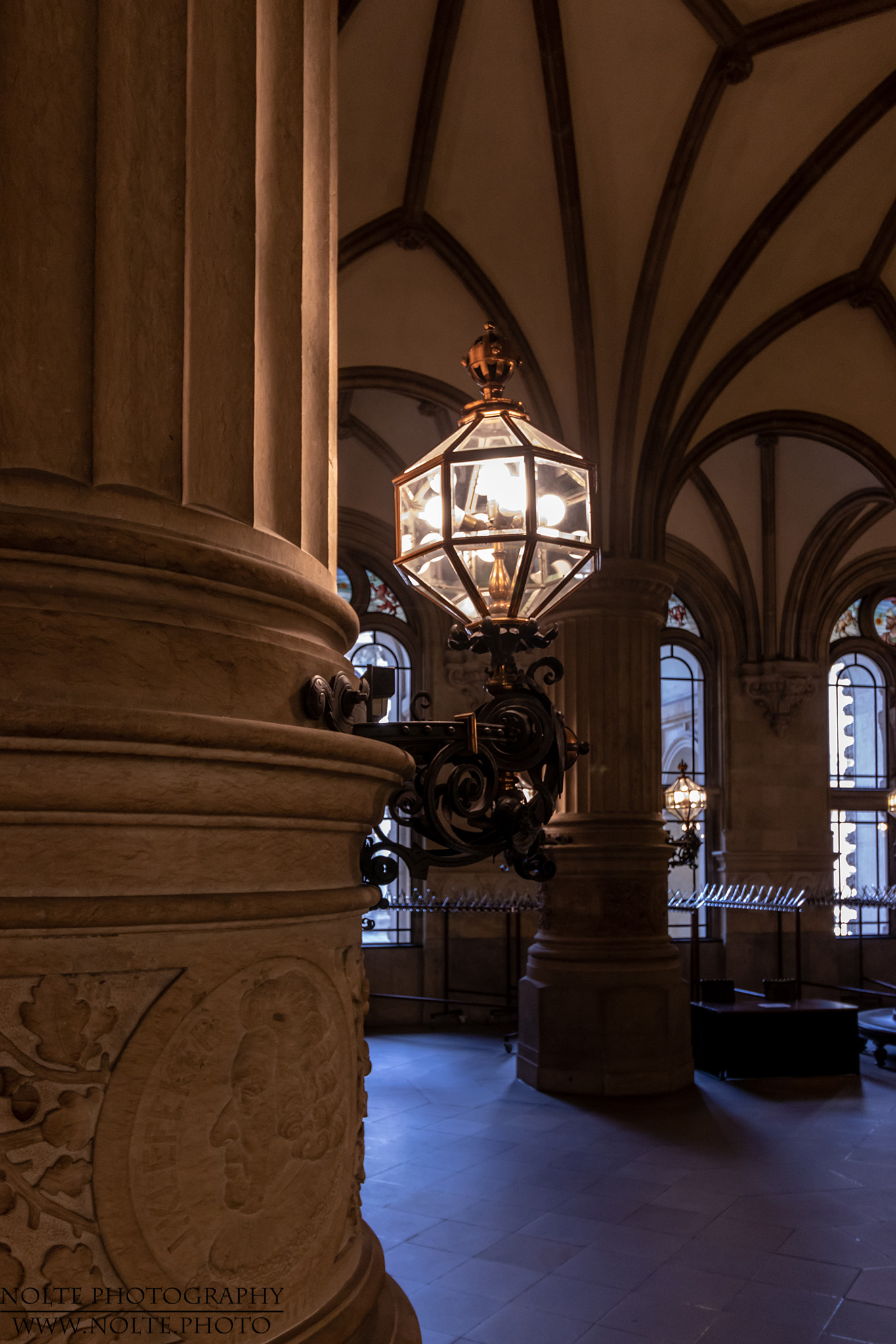 Eine Lampe im Hamburger Rathaus