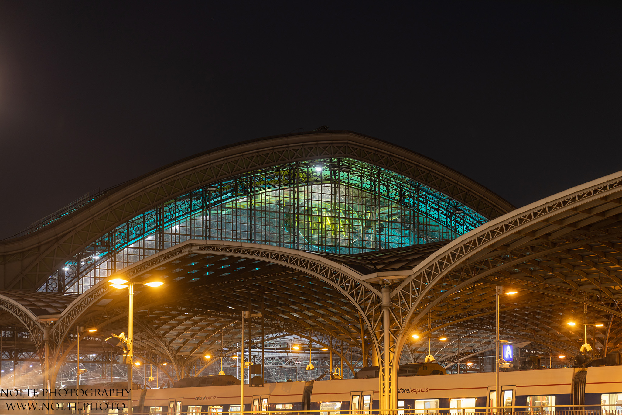 Blick auf die Haupthalle des Kölner DOms mit der bekannten 4711-Werbung