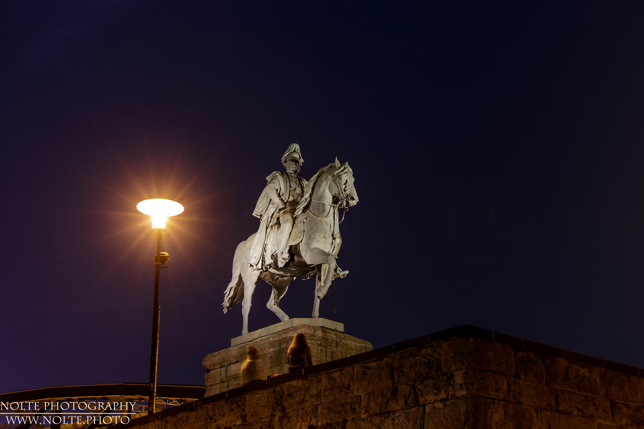 Ein Reiterdenkmal in Köln bei Nacht