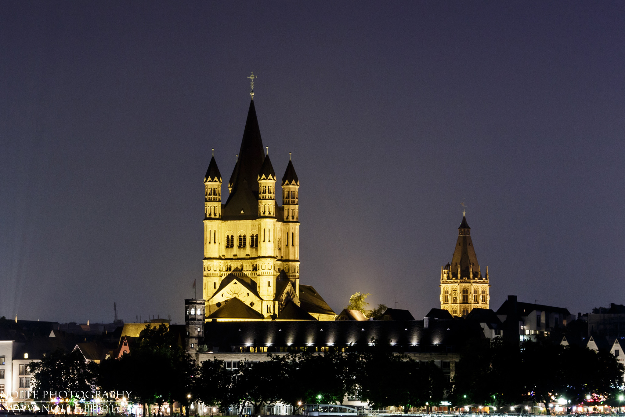 Nachtaufnahme des Kölner Rathauses, Altstadt und der Kirche Gross St. Martin.
