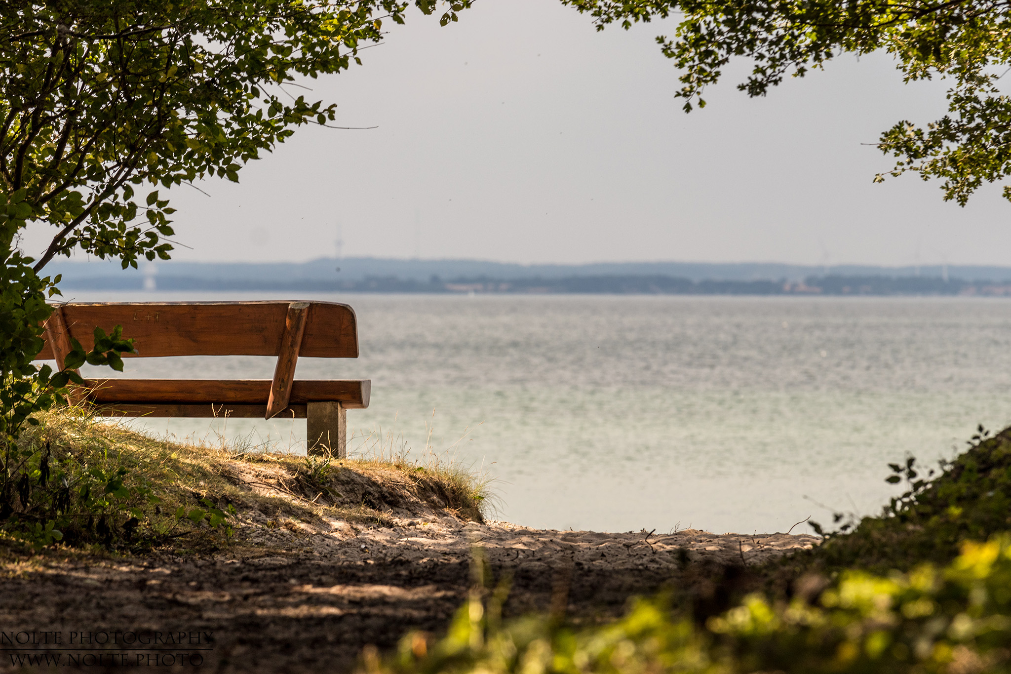 Sommerlicher Platz am Meer