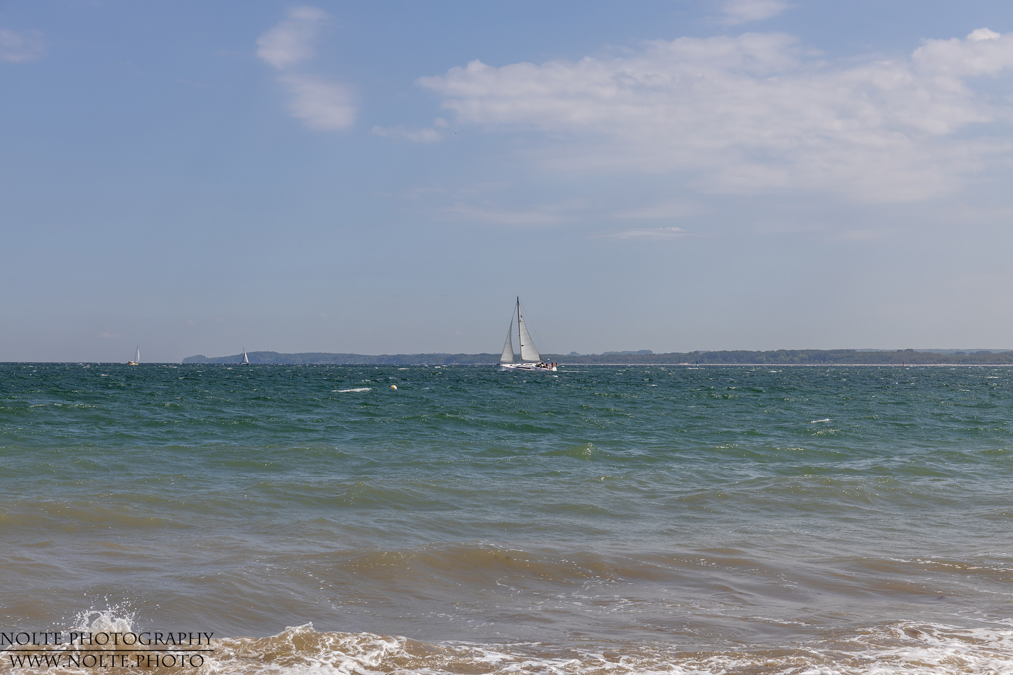Segler vor dem Brodtener Ufer