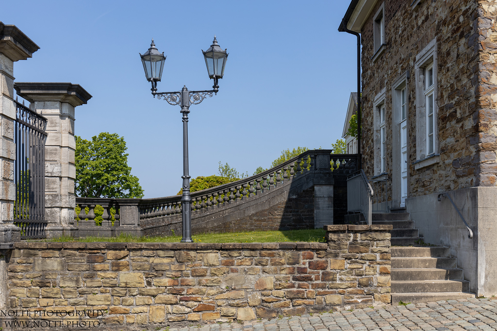 Laterne in der Zufahrt zum neuen Schloss Bensberg
