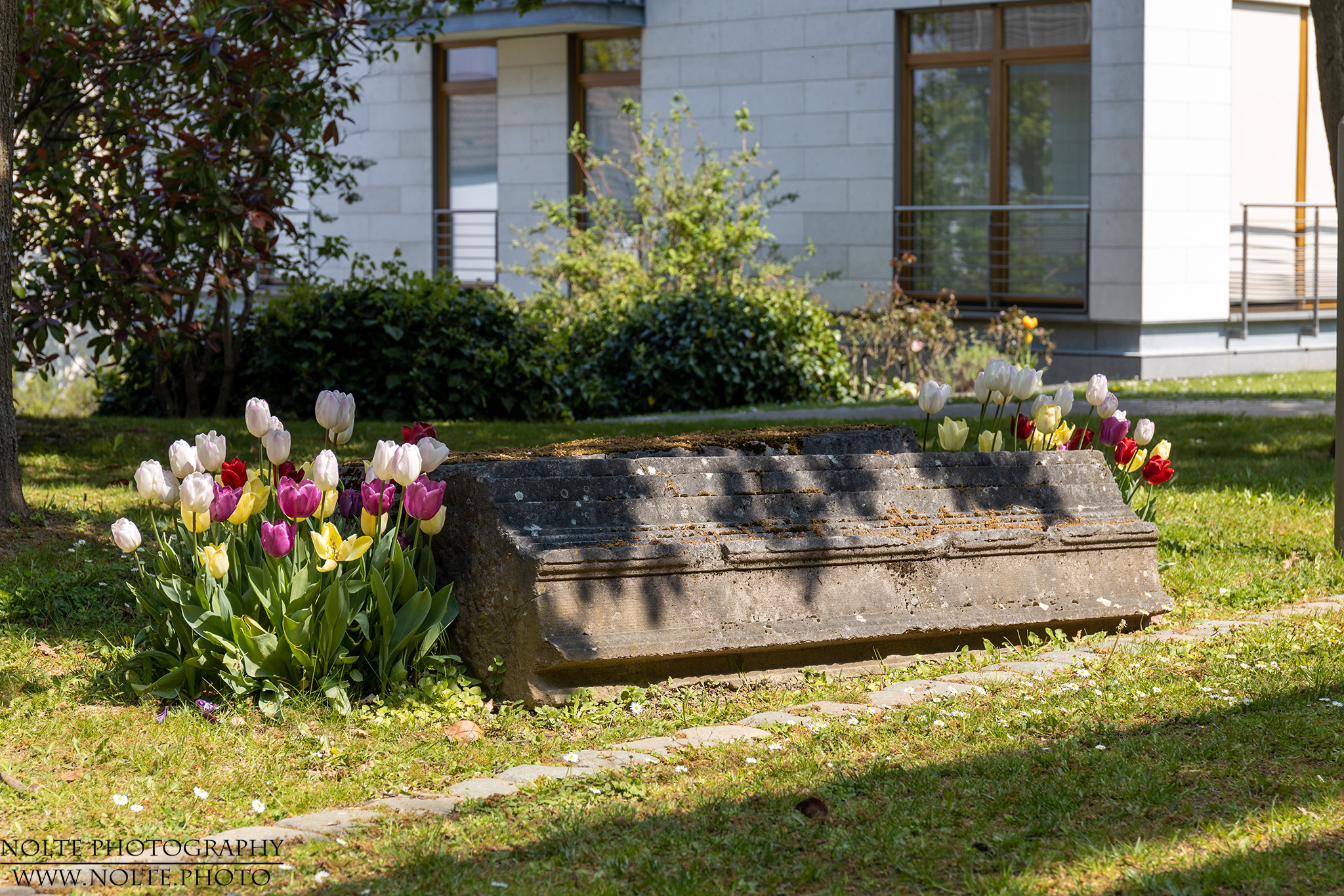 Säule aus dem Schloss als Dekoelement im Schlosspark