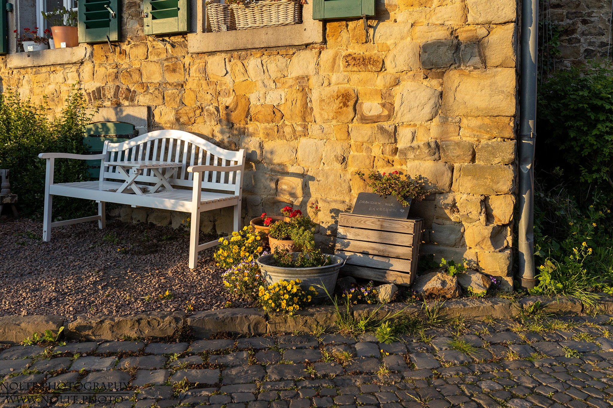 Die Bank im Vorgarten