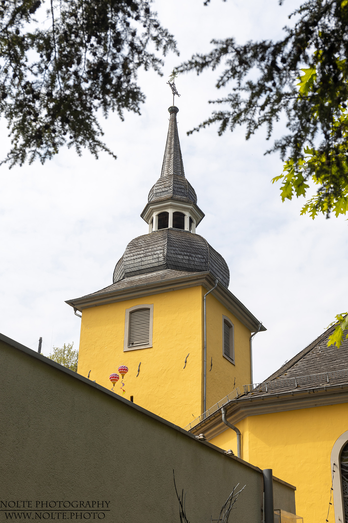 Kirchturm der evangelischen Gnadenkirche in Bergisch Gladbach