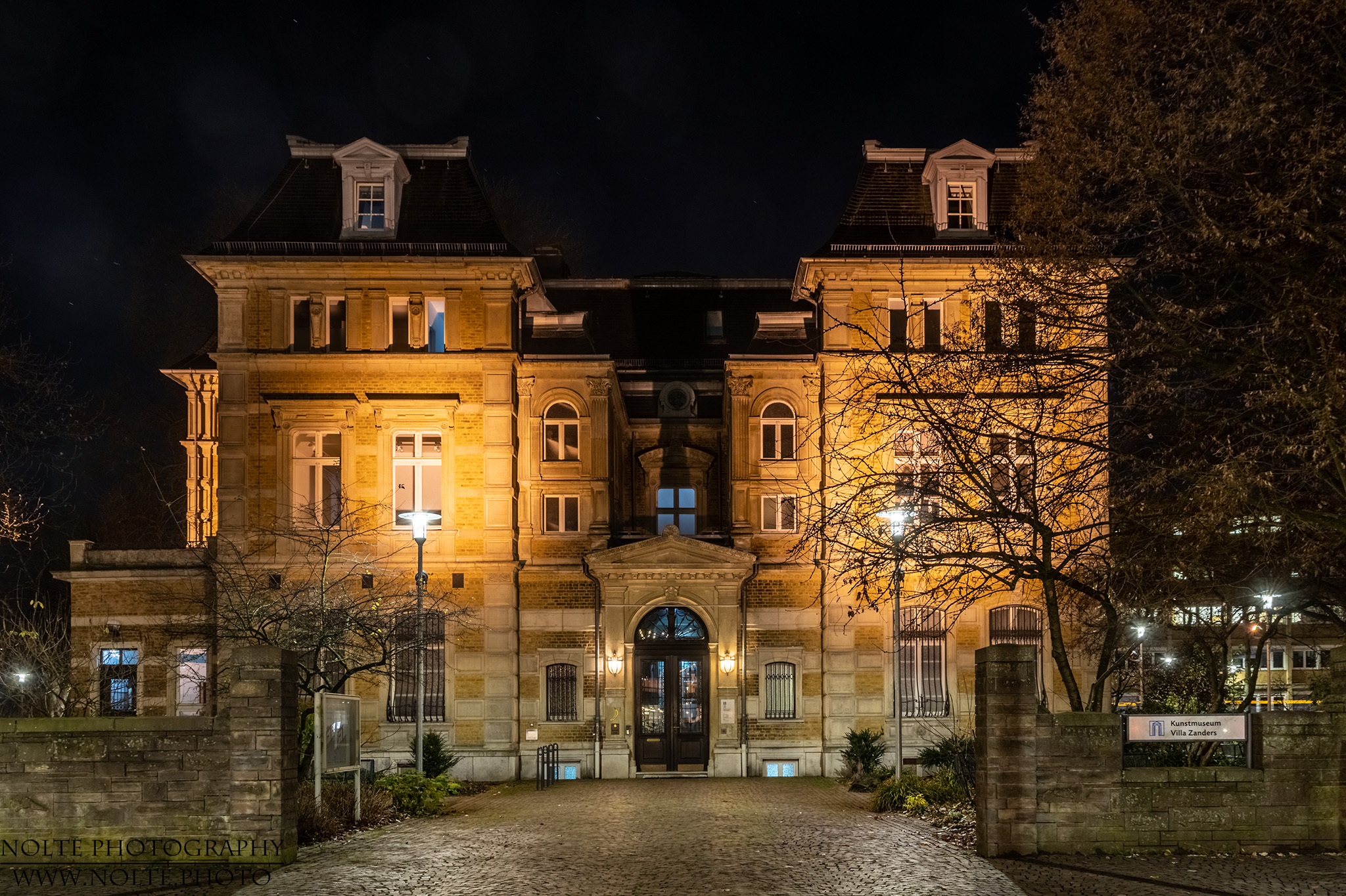 Vorderfront der Bergisch Gladbacher Galerie "Villa Zanders"
