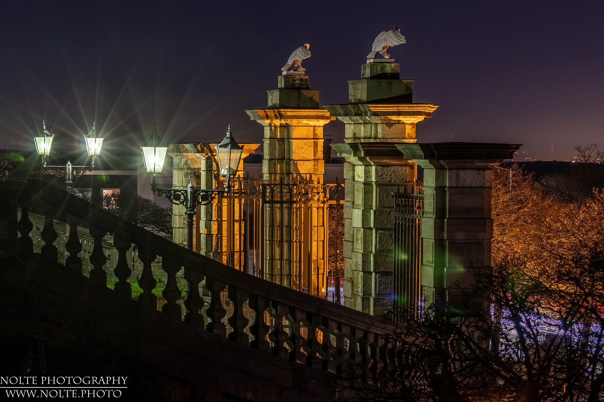 Seitenblick auf das Tor zum Bensberger Schloss