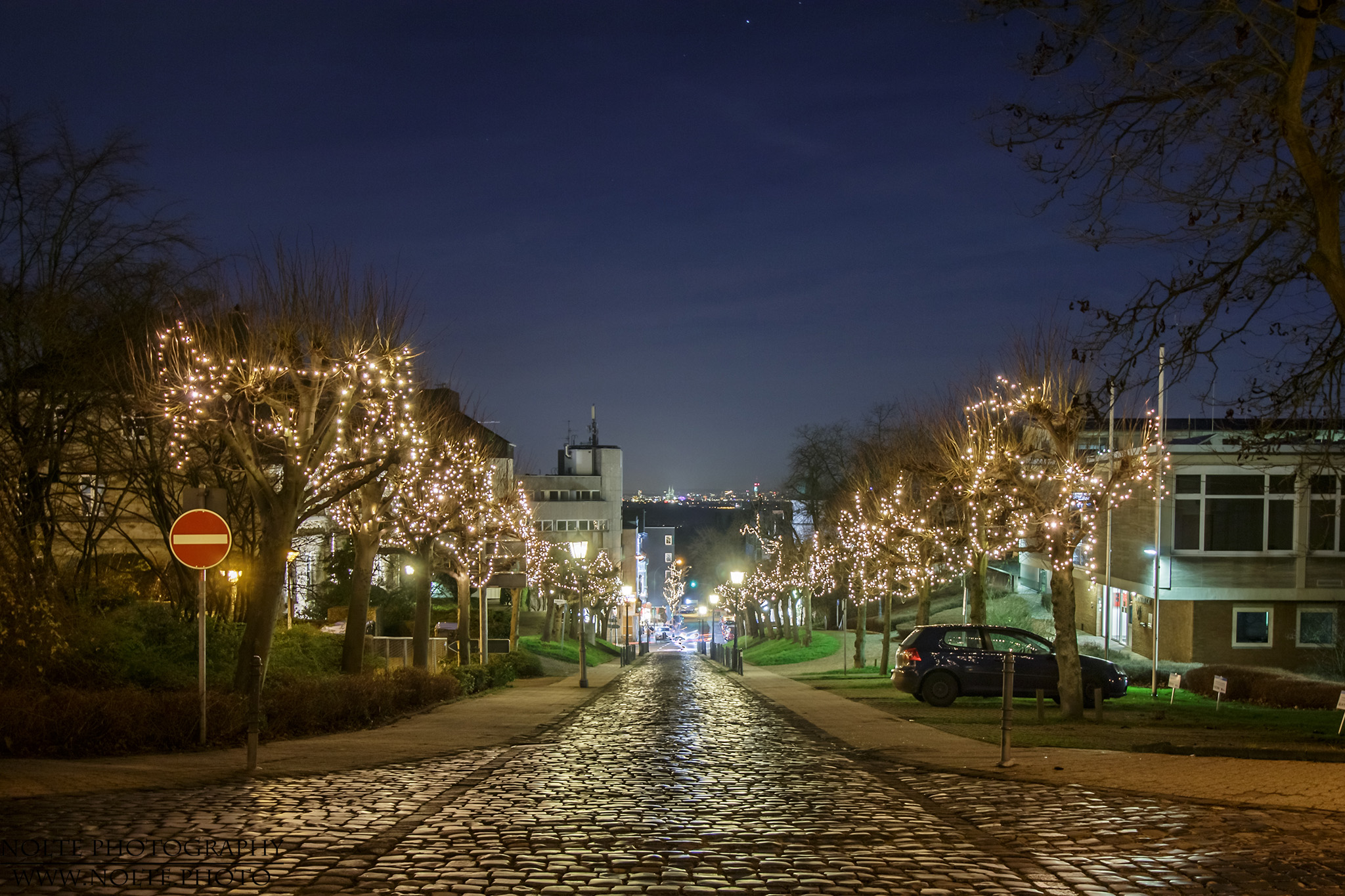 Festlich geschmückte Auffahrt zum Schloss Bensberg, Köln im Blick