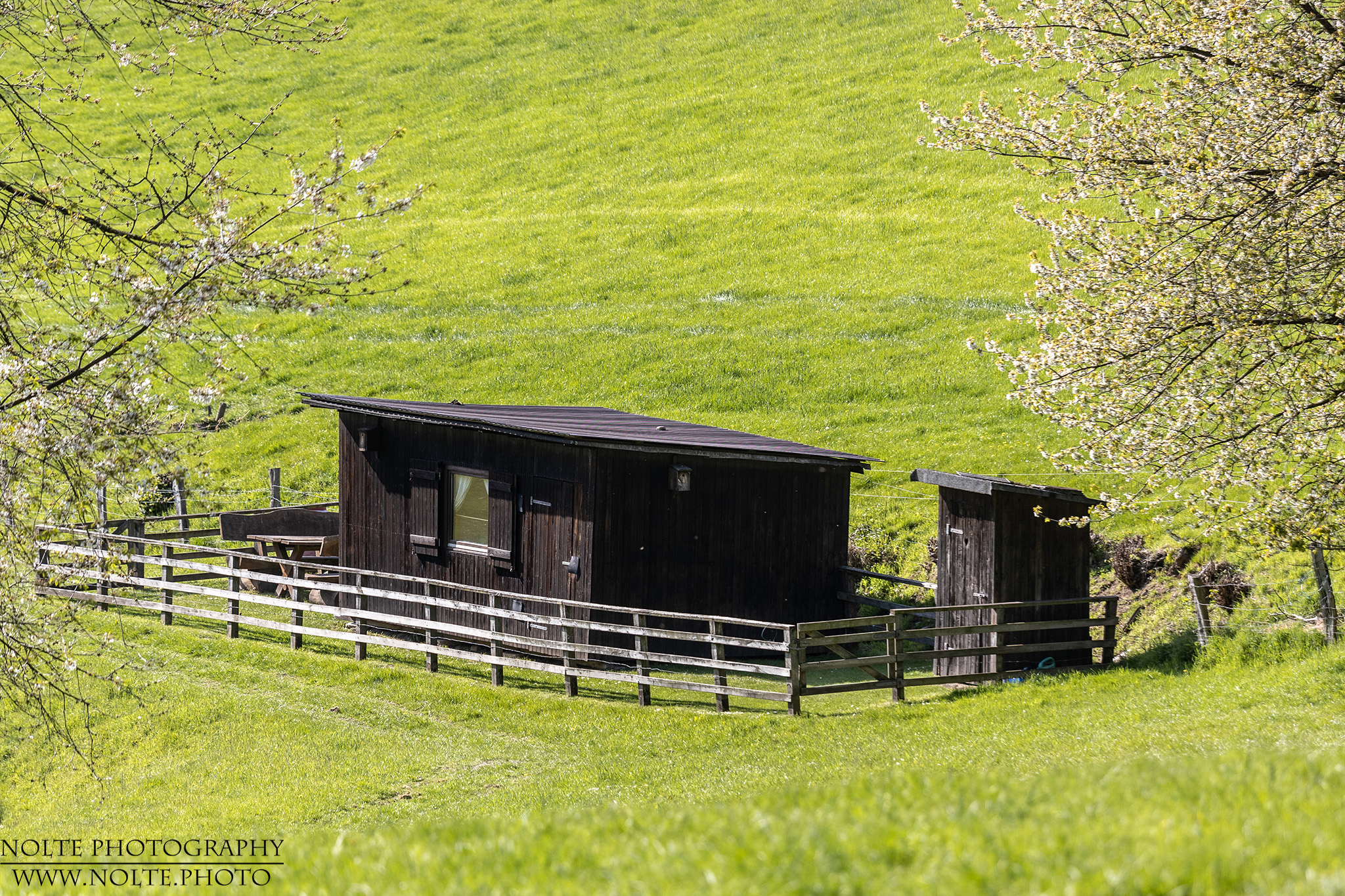 Häuschen mit Plumpsklo ;)