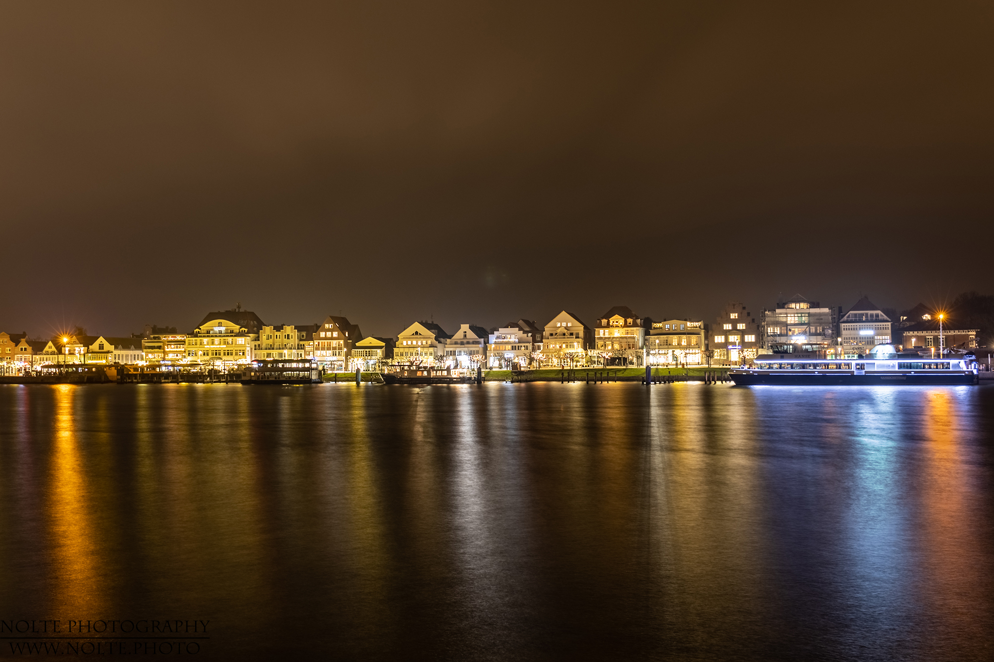 Travemünder Vorderreihe mit Schiff im Vordergrund