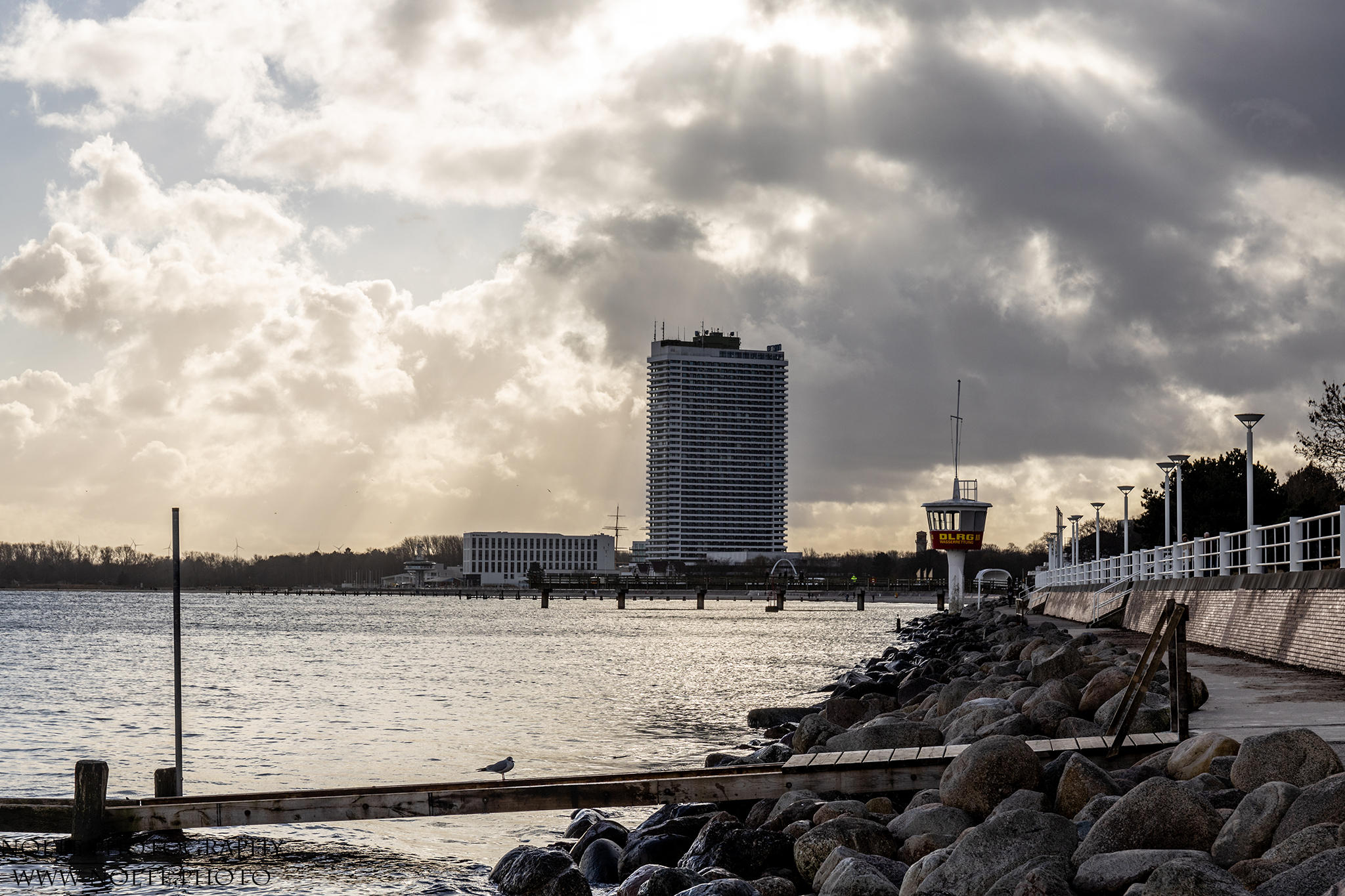 Sonne und Wolken produzieren ein interessantes Licht in Travemünde