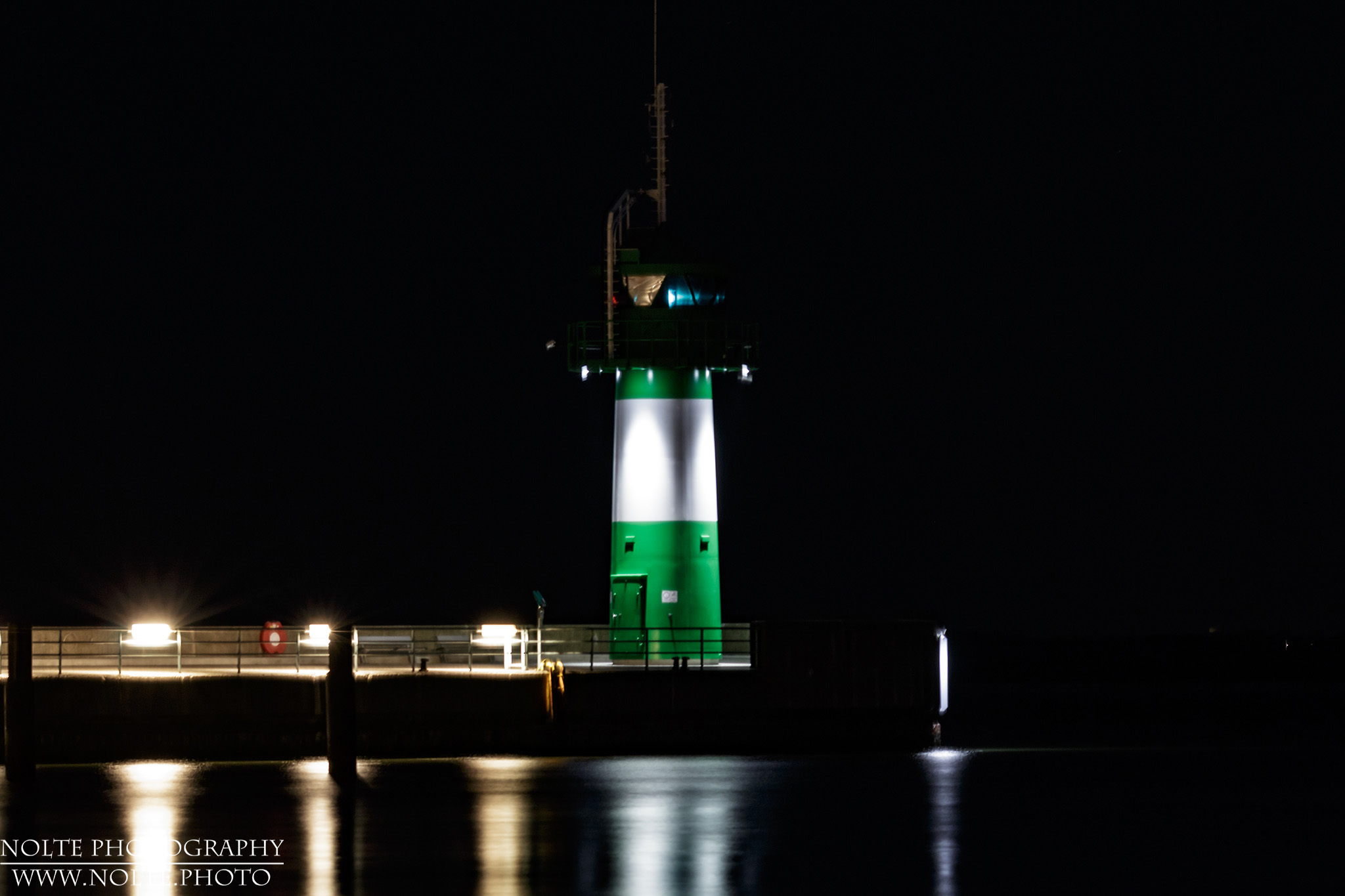 Der kleine Leuchtturm auf der Nordermole in Travemünde