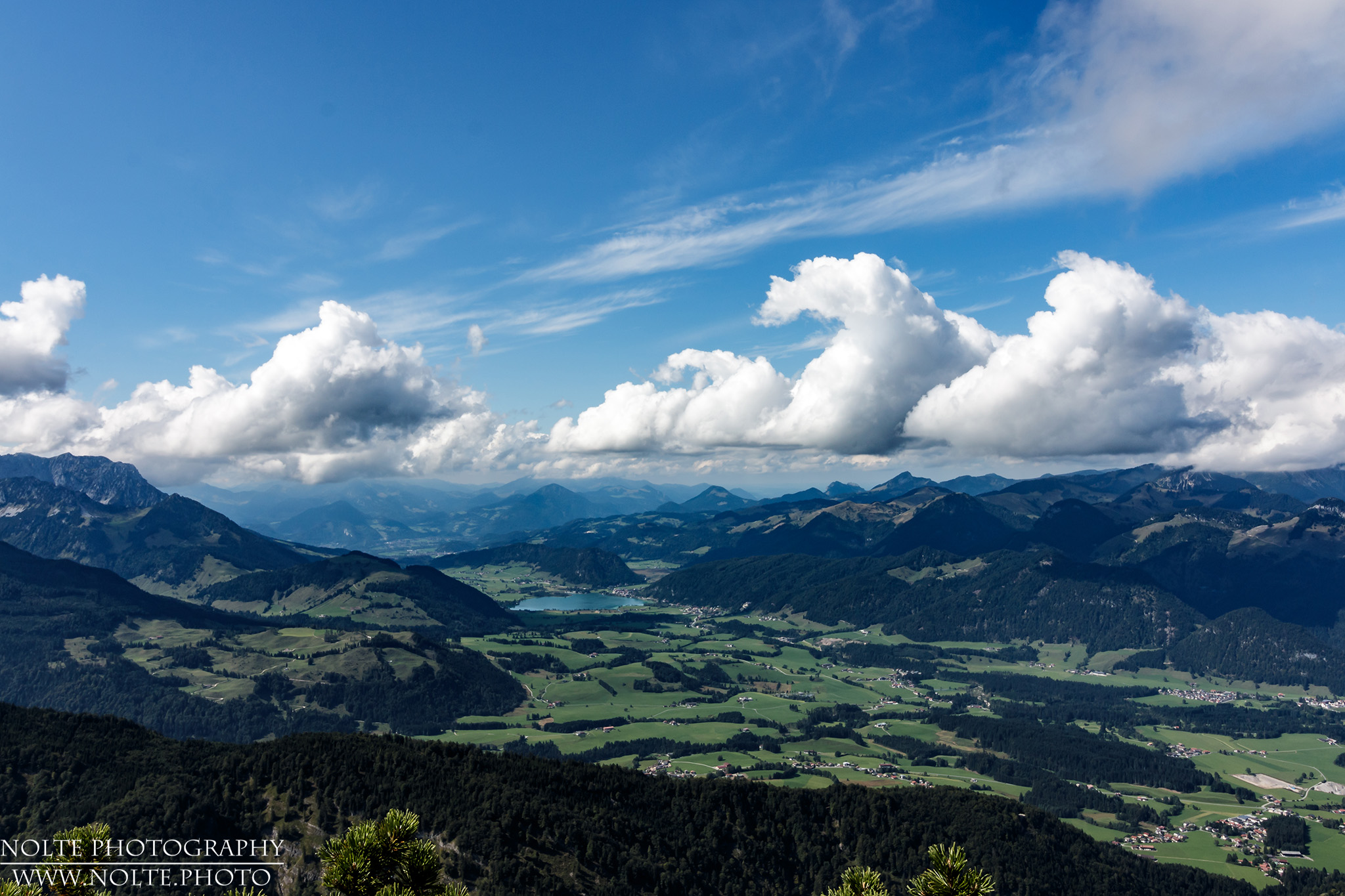 Blick vom Unterberghorn auf die Gemeinde Walchsee mit dem dazugehörigen See