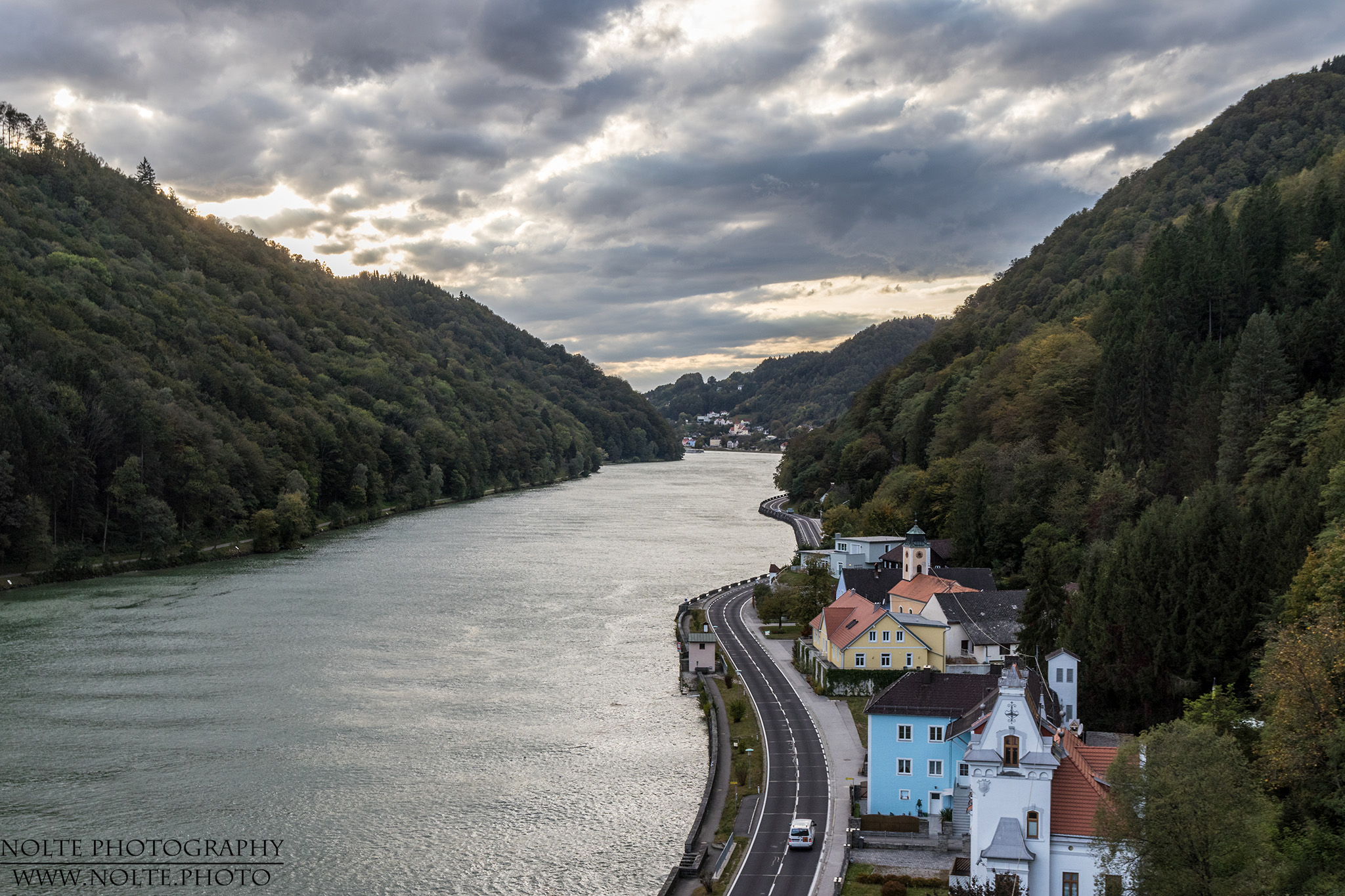 Bunte Häuser an der Donau in Österreich