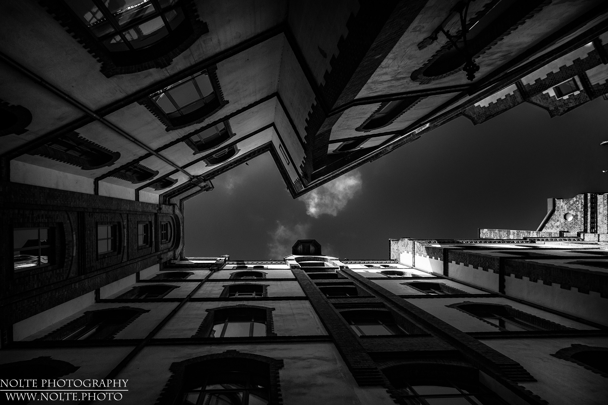 Blick nach oben in einem Innenhof der Hamburger Speicherstadt.