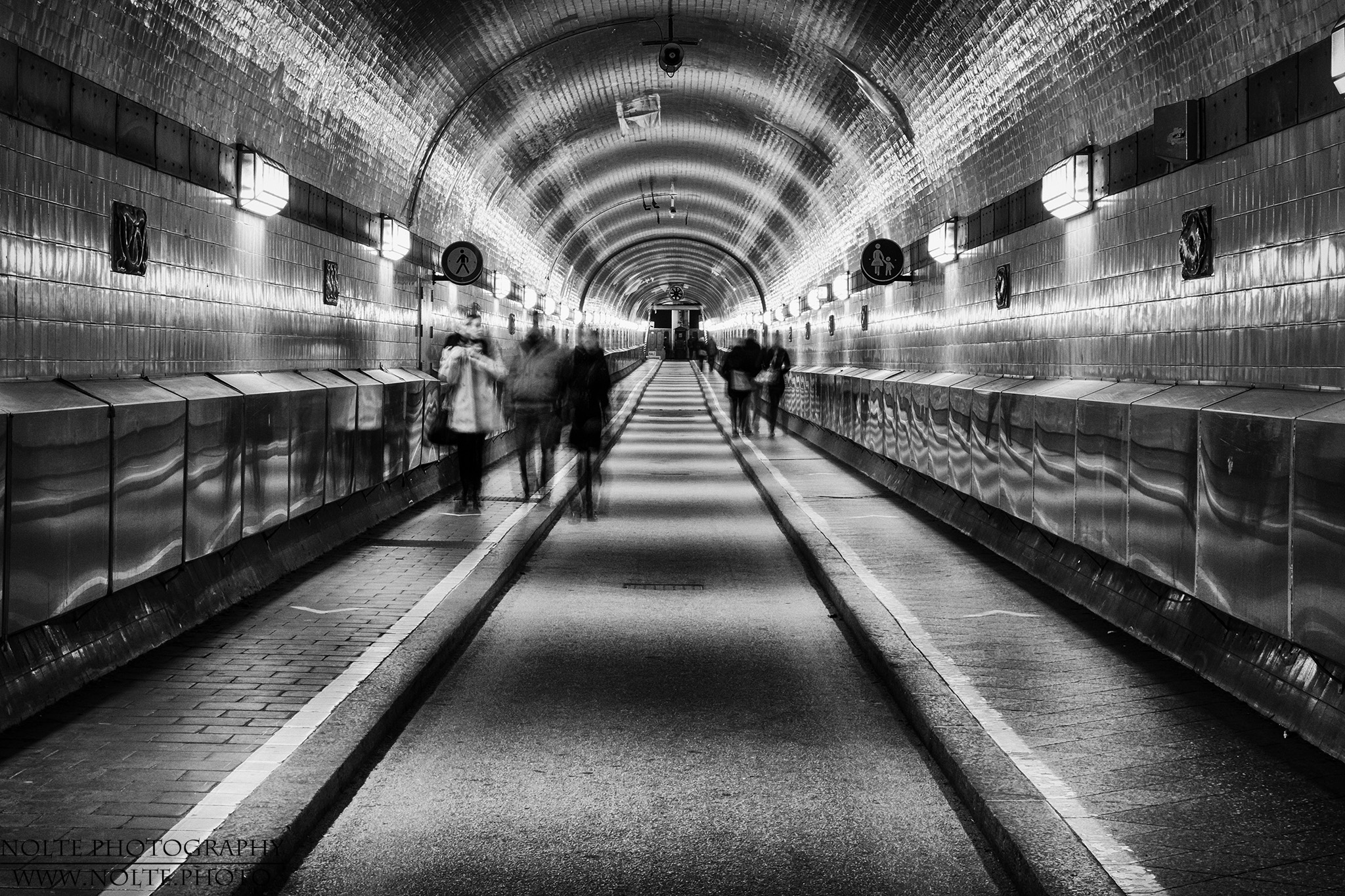 Innenaufnahme des alten Hamburger Elbtunnels mit etwas längerer Belichtungszeit.
