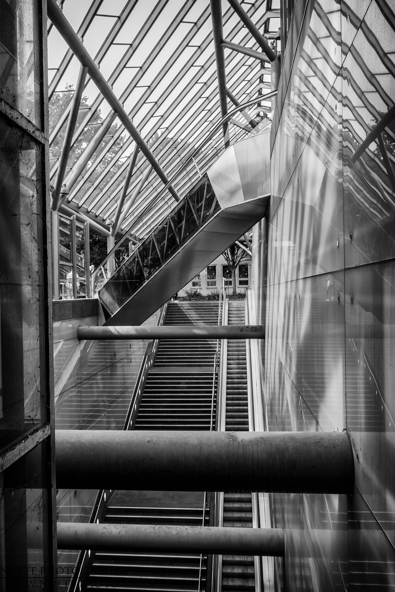 Treppenhaus und Rolltreppen des Bensberger U-Bahnhofs