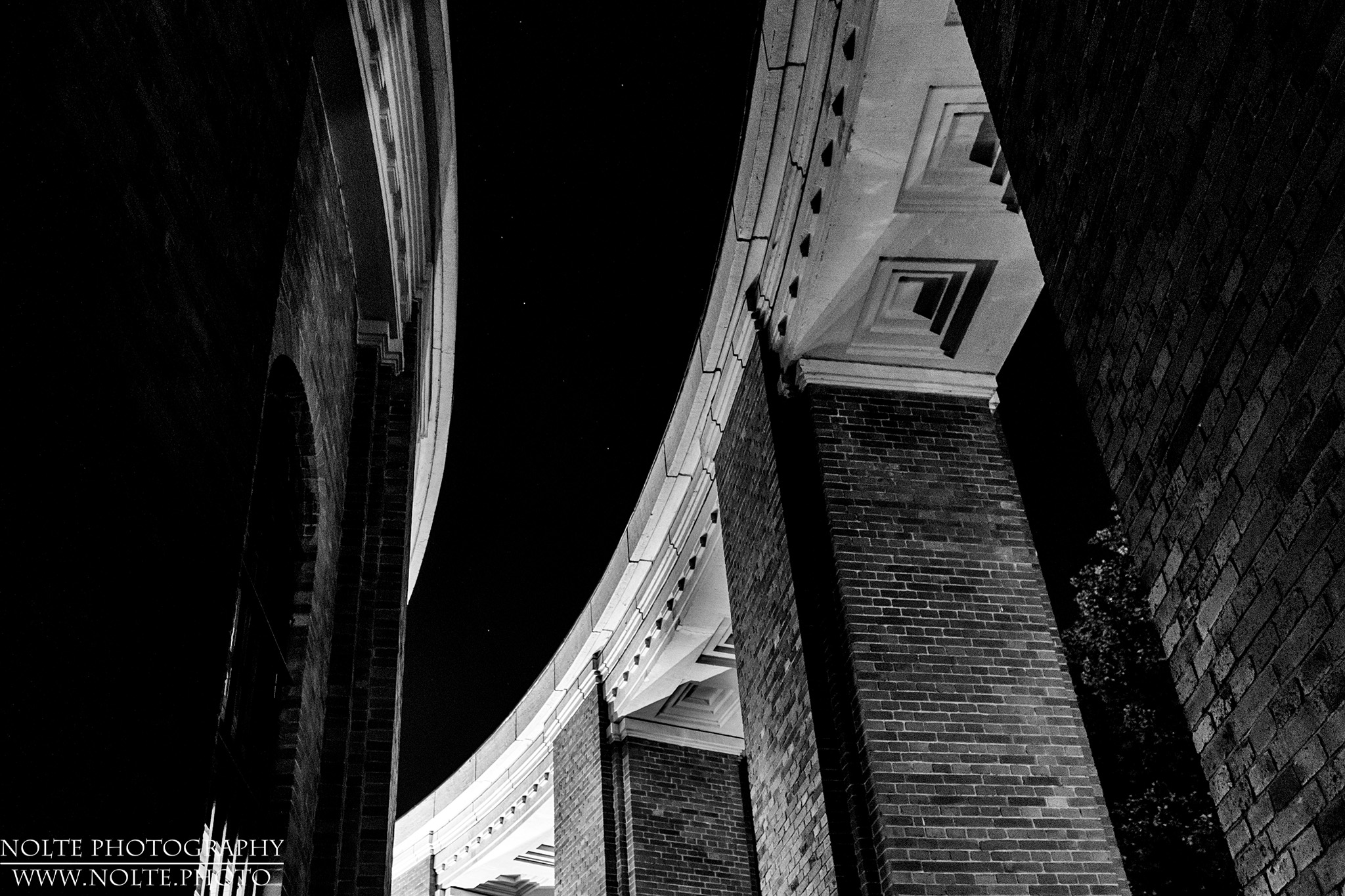 Blick von innen in die äusseren Dekosäulen des Hamburger Planetariums.