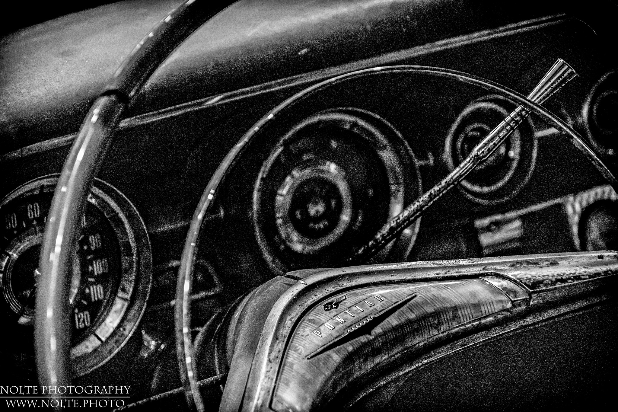 Lenkrad und Armaturen eines 1958 Pontiac Chieftain.