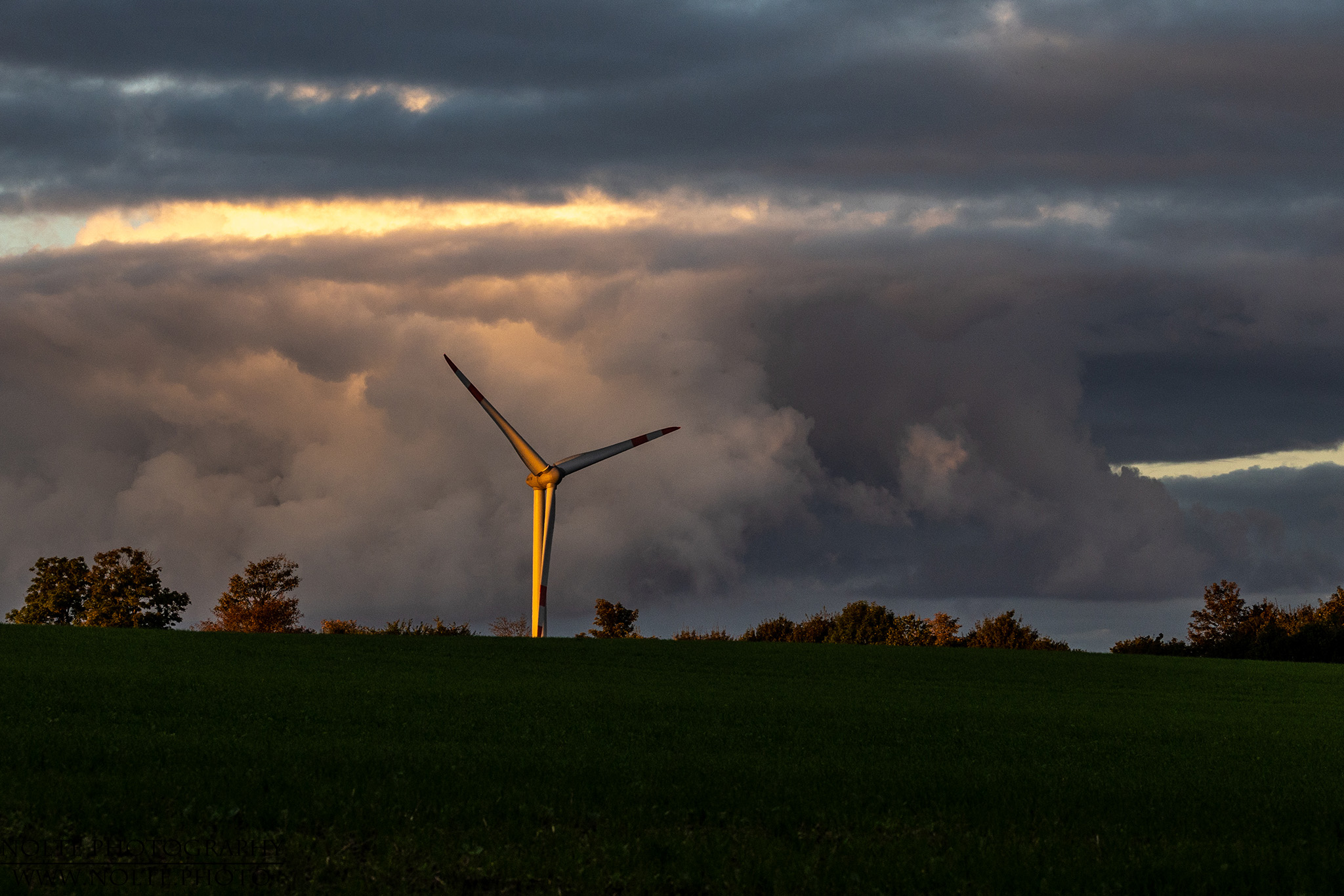Oldesloer Winkraftanlage vor einer Unwetterfront
