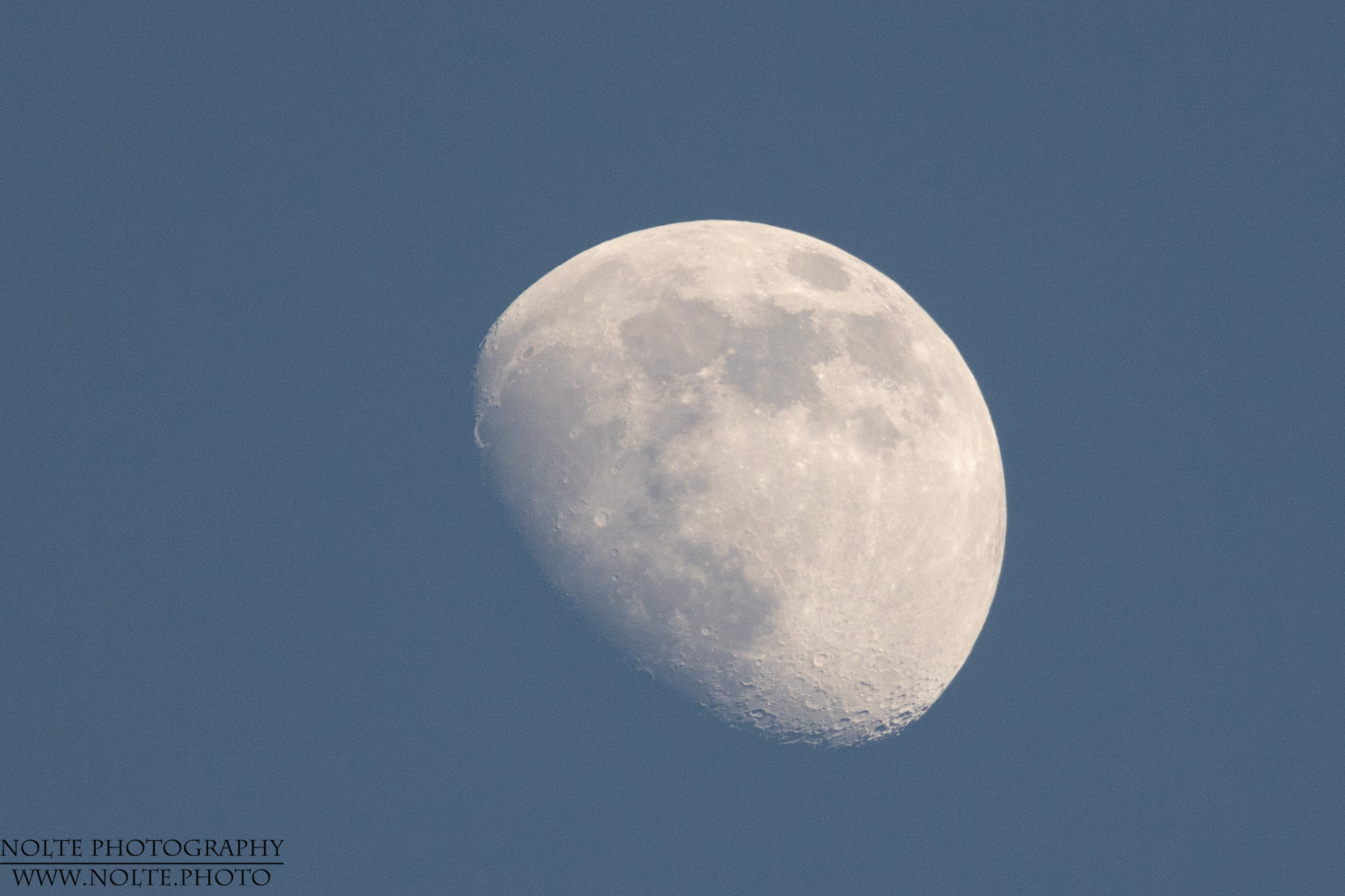 Mond am frühen Nachmittag bereits am Himmel