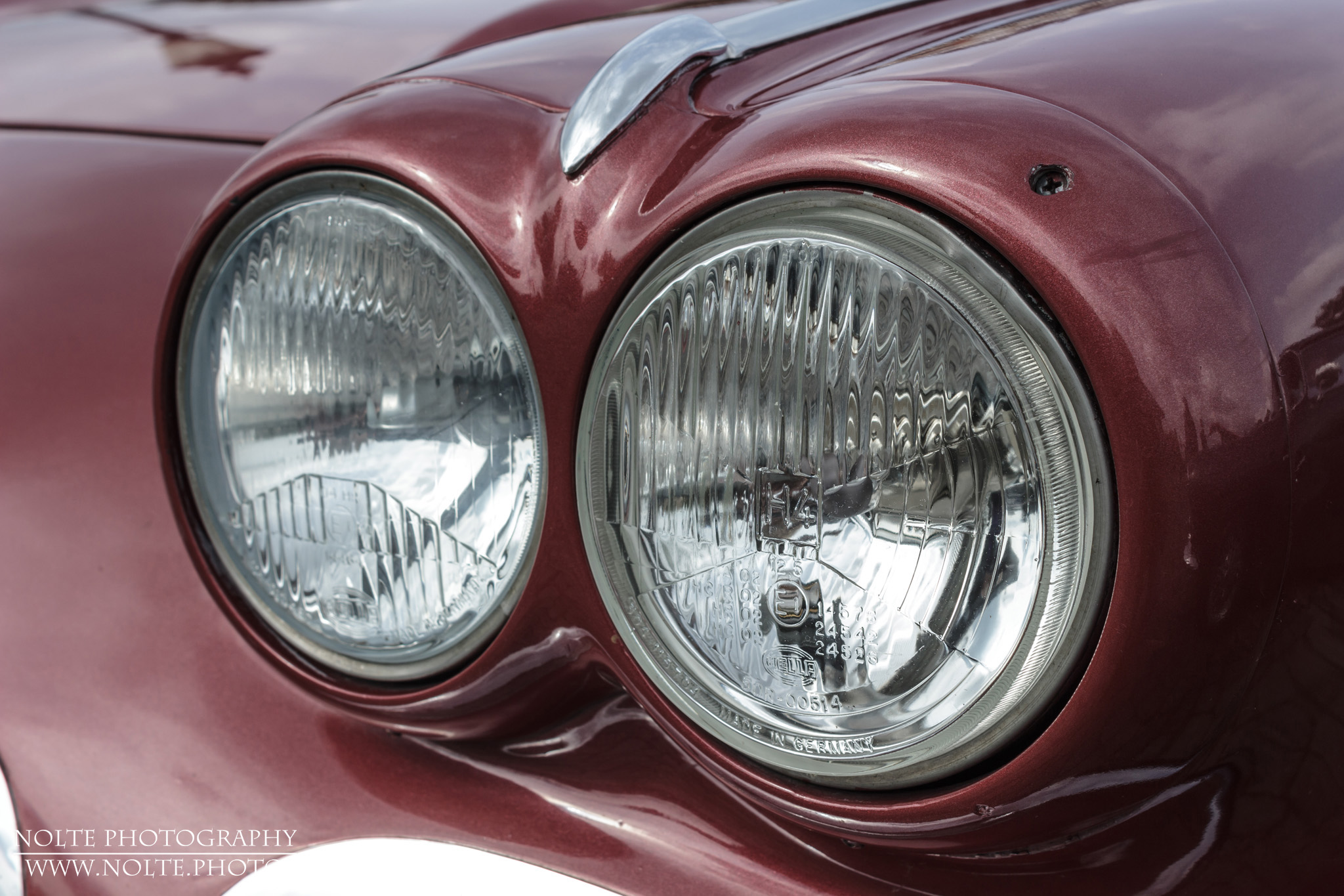 Die Doppelscheinwerfer einer 1961er Chevrolet Corvette C1