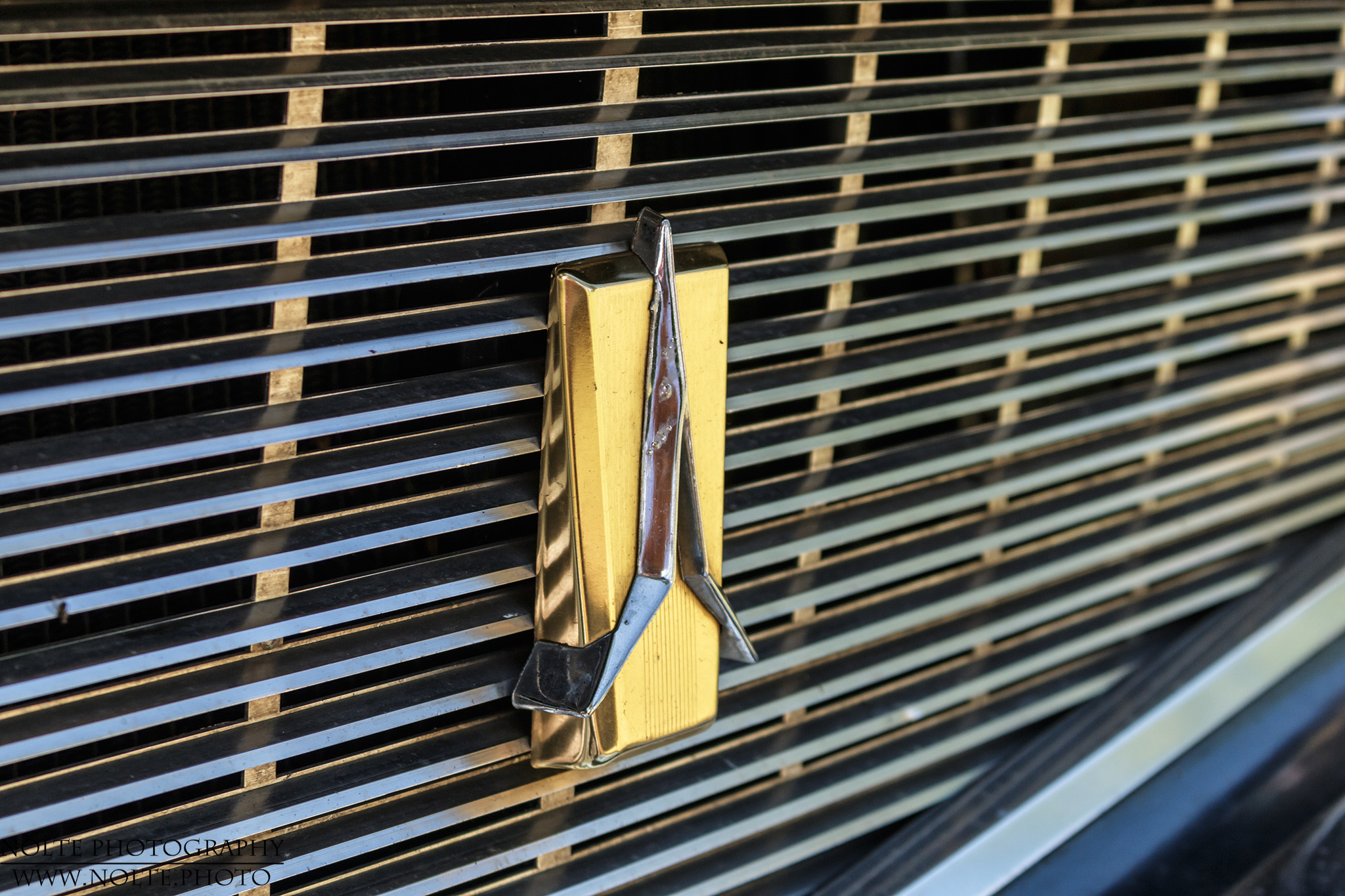 In den Kühlergrill integriertes Markenlogo von Plymouth