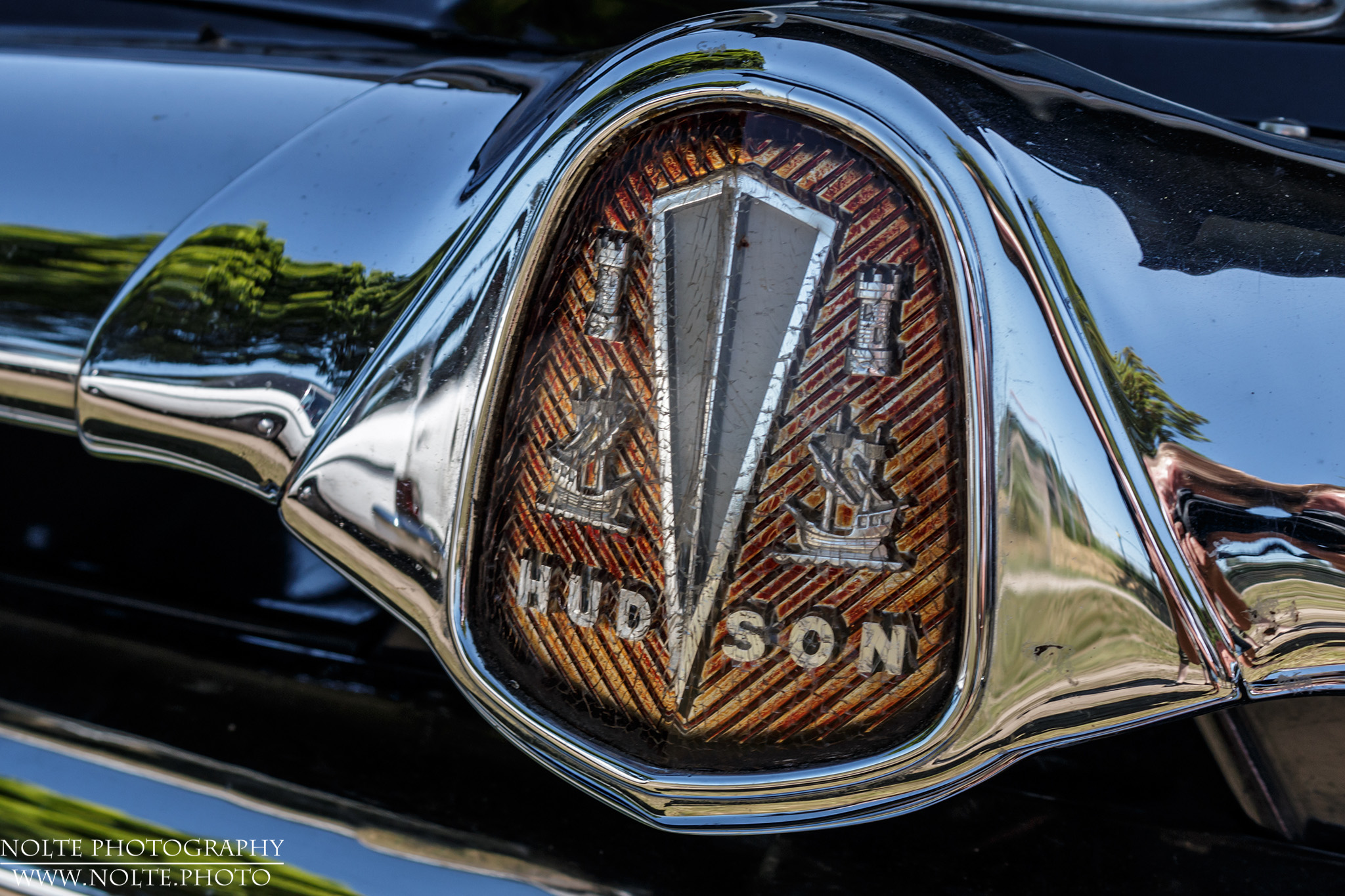 Das Hudson-Logo, auf einem Hornet-Kühlergrill angebracht.