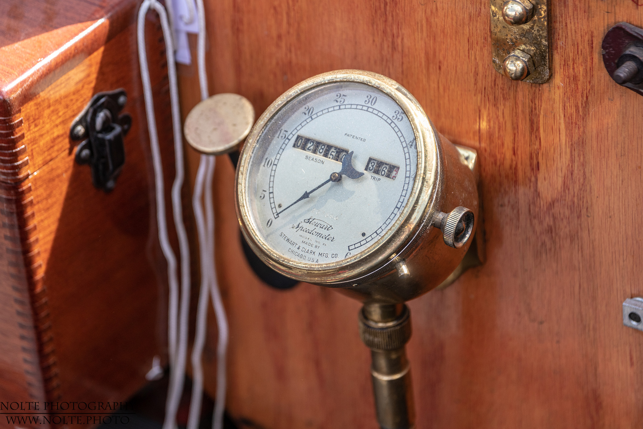 Sehr alter Tacho an einem 1912er Ford T Touring