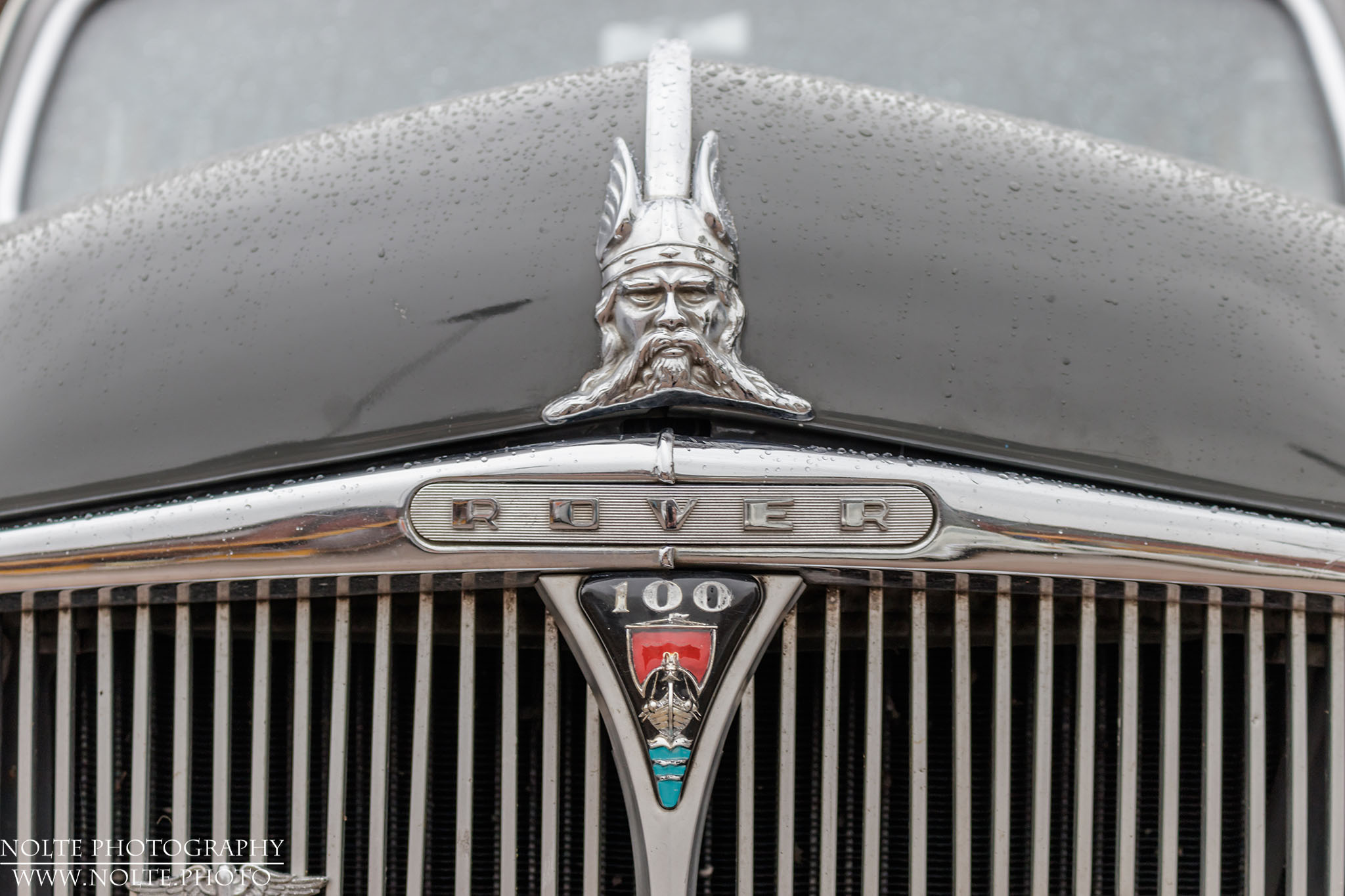 Kühlerlogo eines 1962 Rover 100 P4