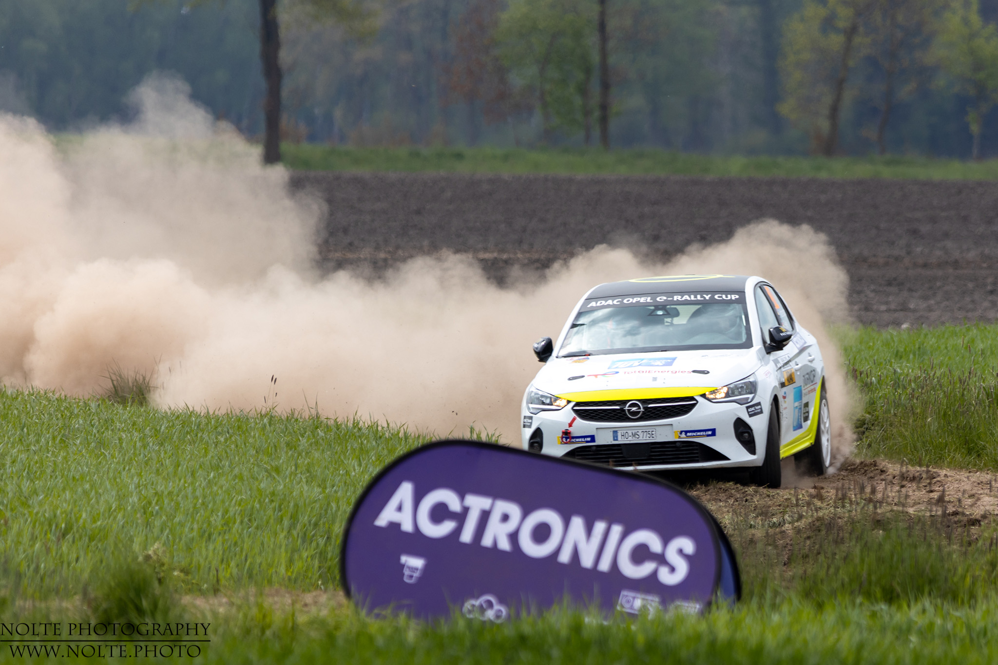 Kurve im E-Rallyeauto