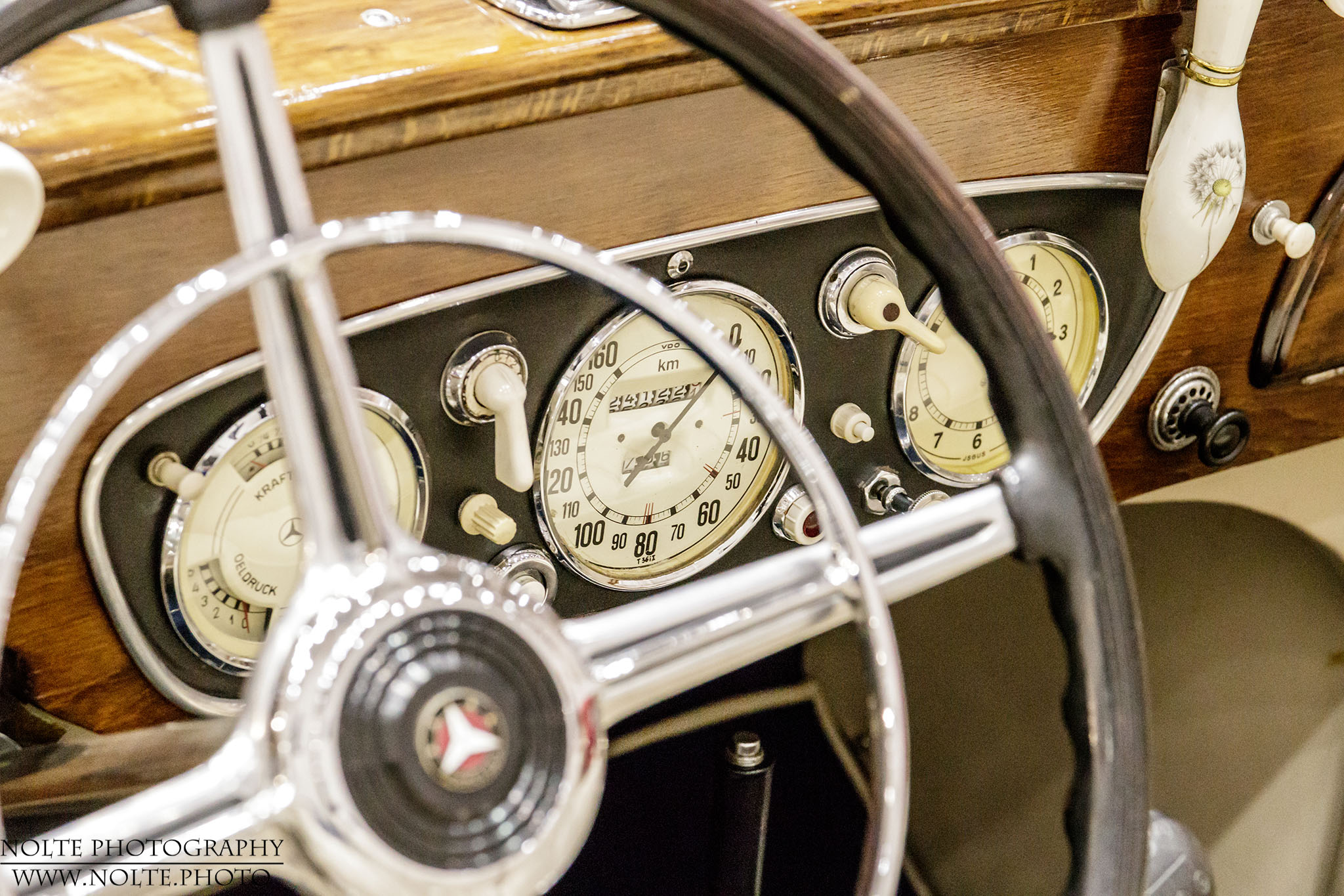 Kombi-Instrument eines alten Mercedes Oldtimers.