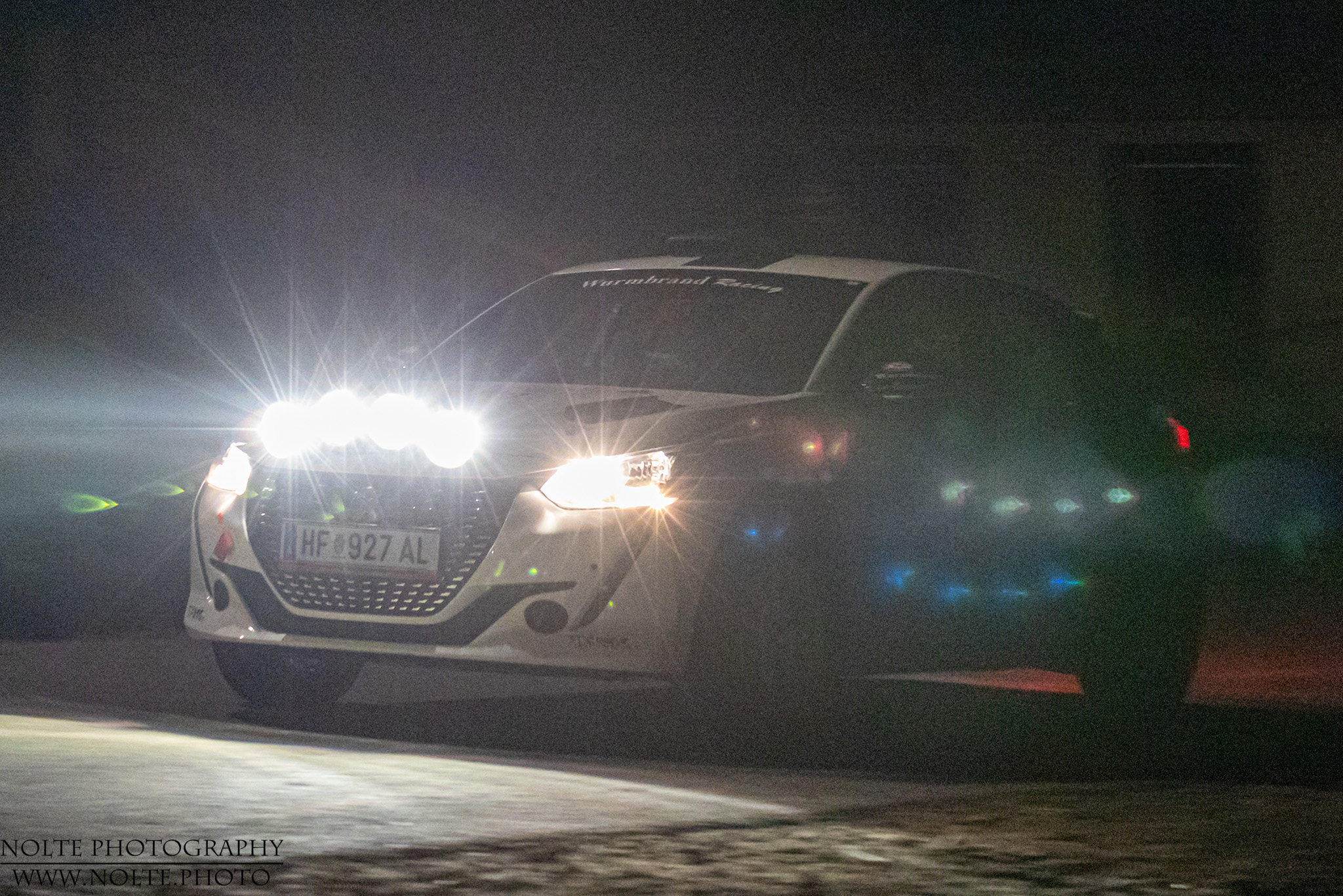 Peugeo Rallyefahrzeug mit Lampenbatterie