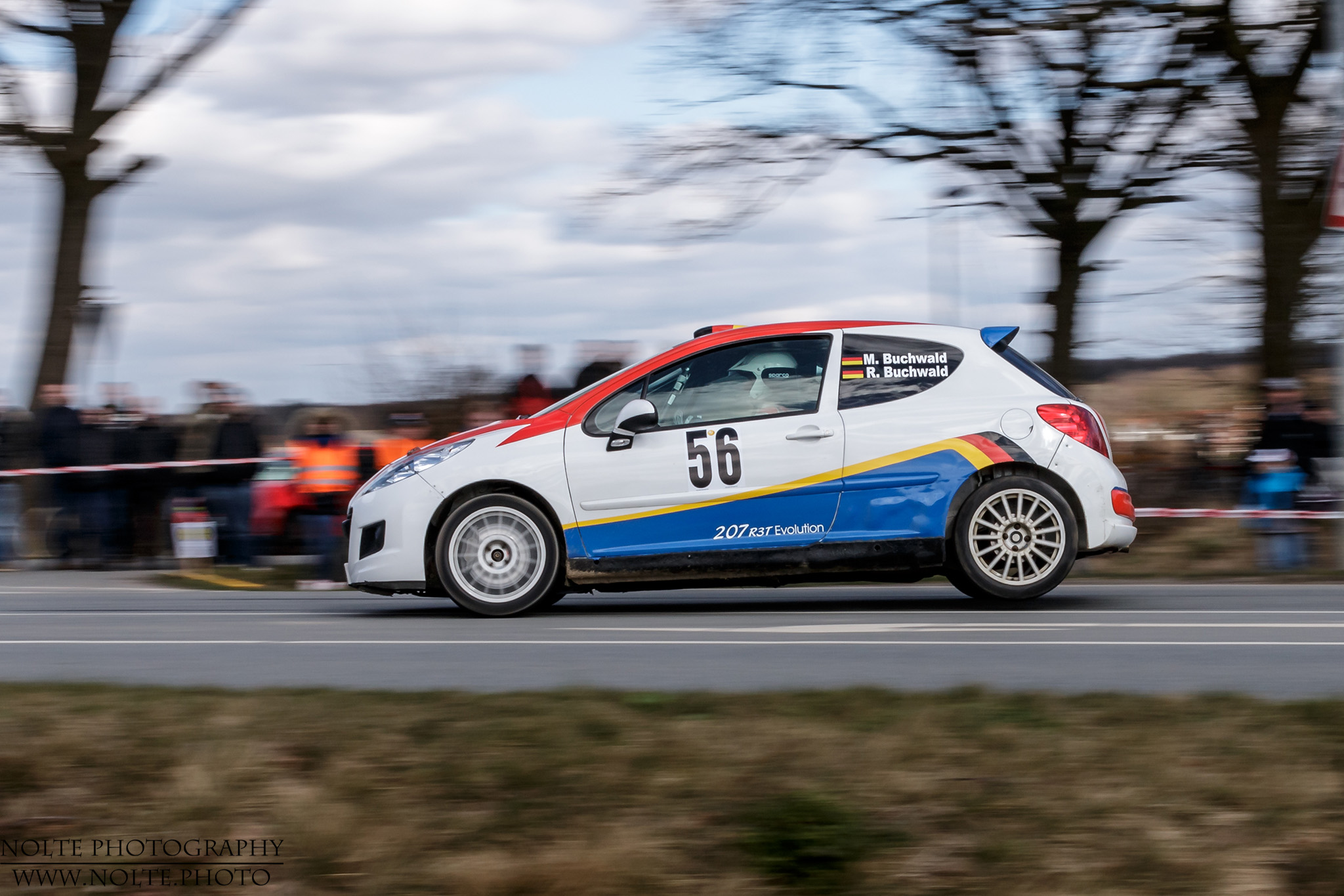 Ein Peugeot 207 R3T Rallyewagen während einer Rallye in Trittau